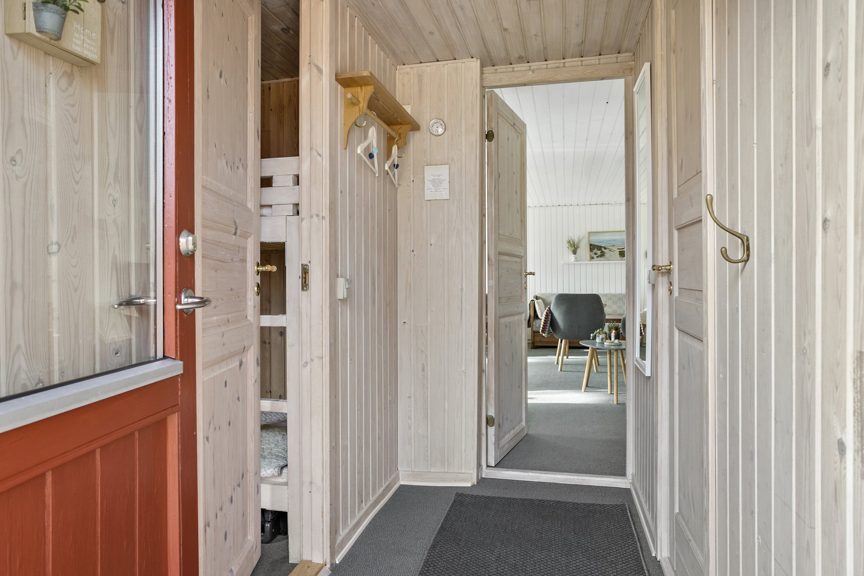 Fremhævet entré billede i fuldskærmstilstand. Billede af Rudehusvej 8, Rude Strand, 8300 Odder