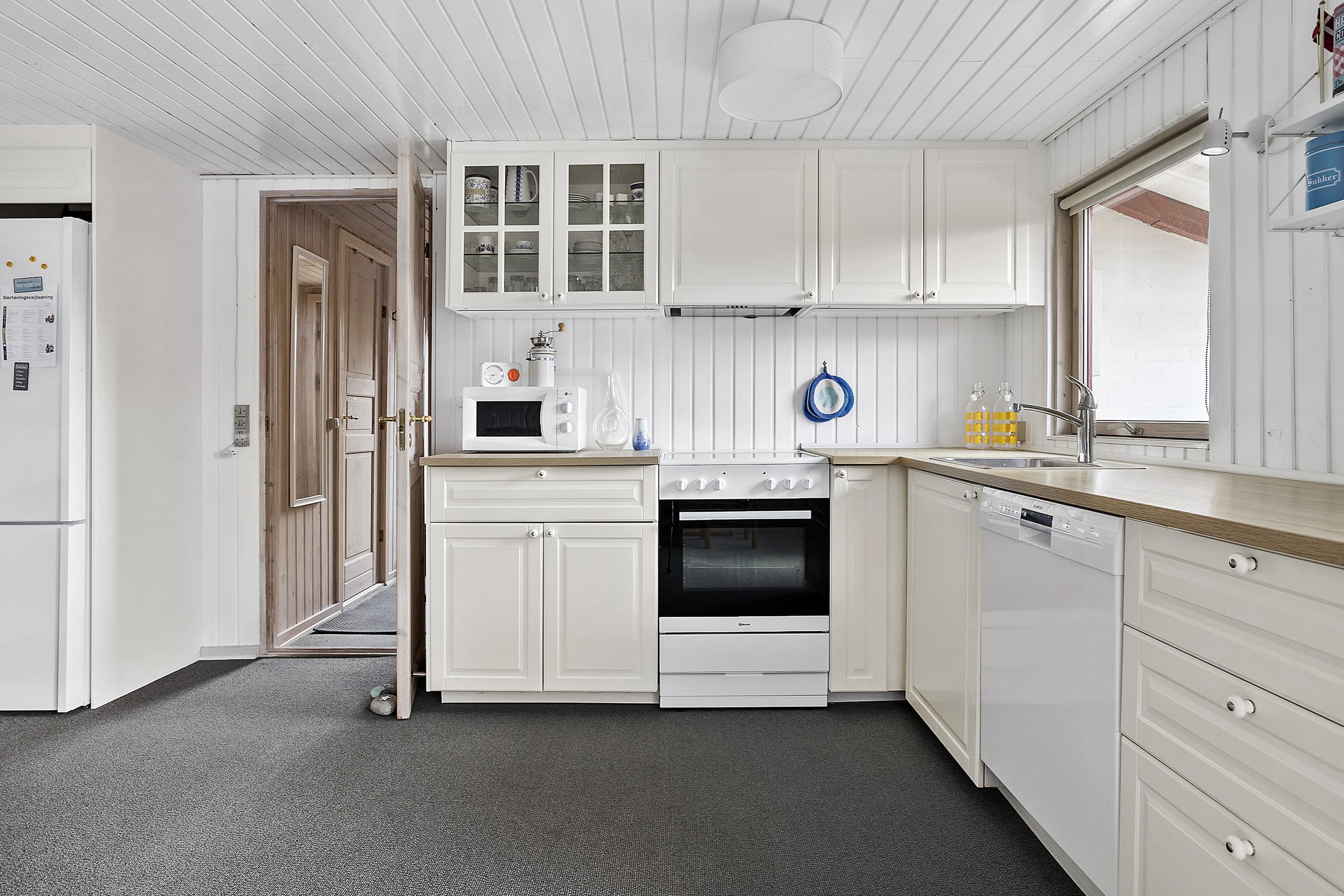 Fremhævet køkken billede i fuldskærmstilstand. Billede af Rudehusvej 8, Rude Strand, 8300 Odder
