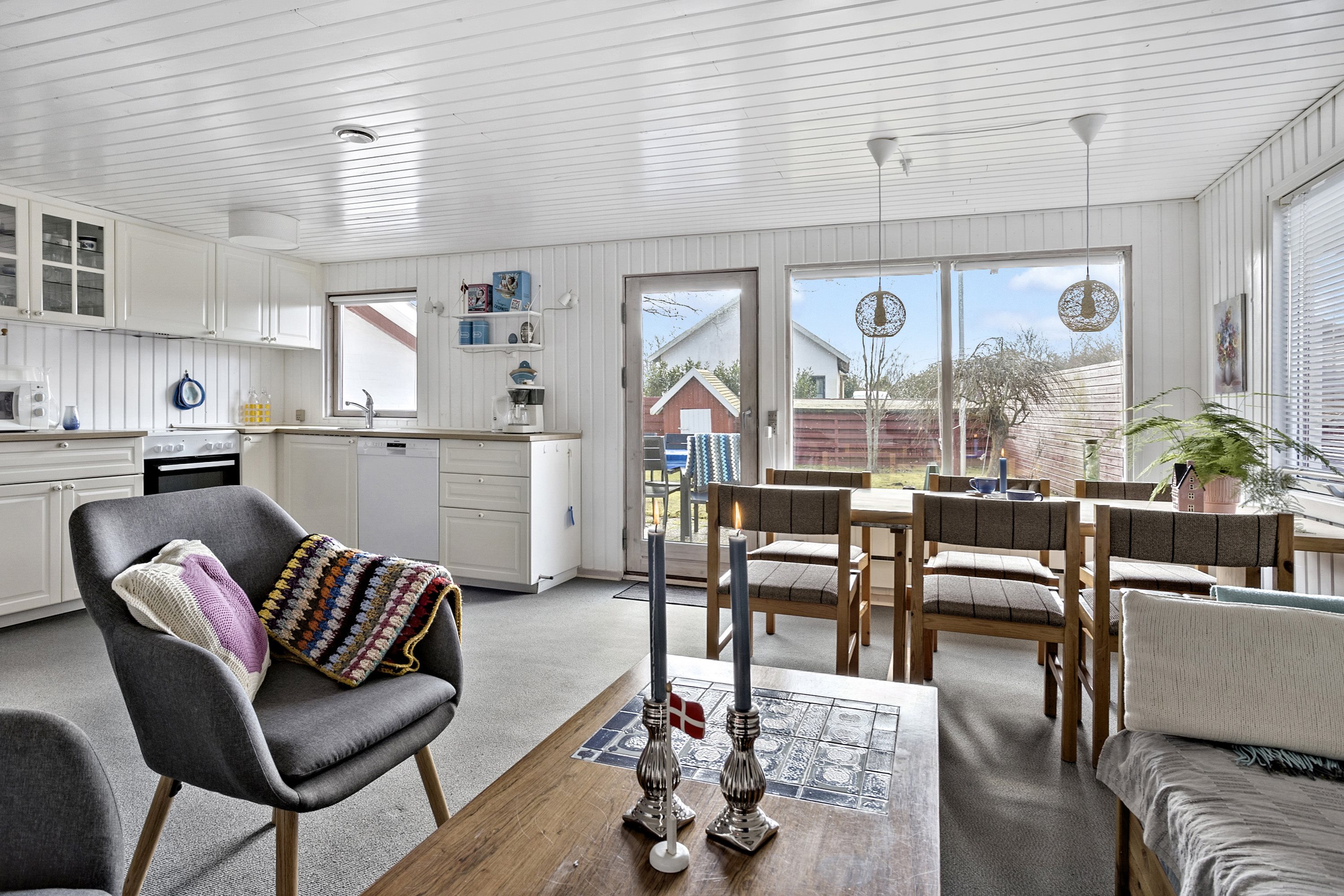 Fremhævet stue billede i fuldskærmstilstand. Billede af Rudehusvej 8, Rude Strand, 8300 Odder