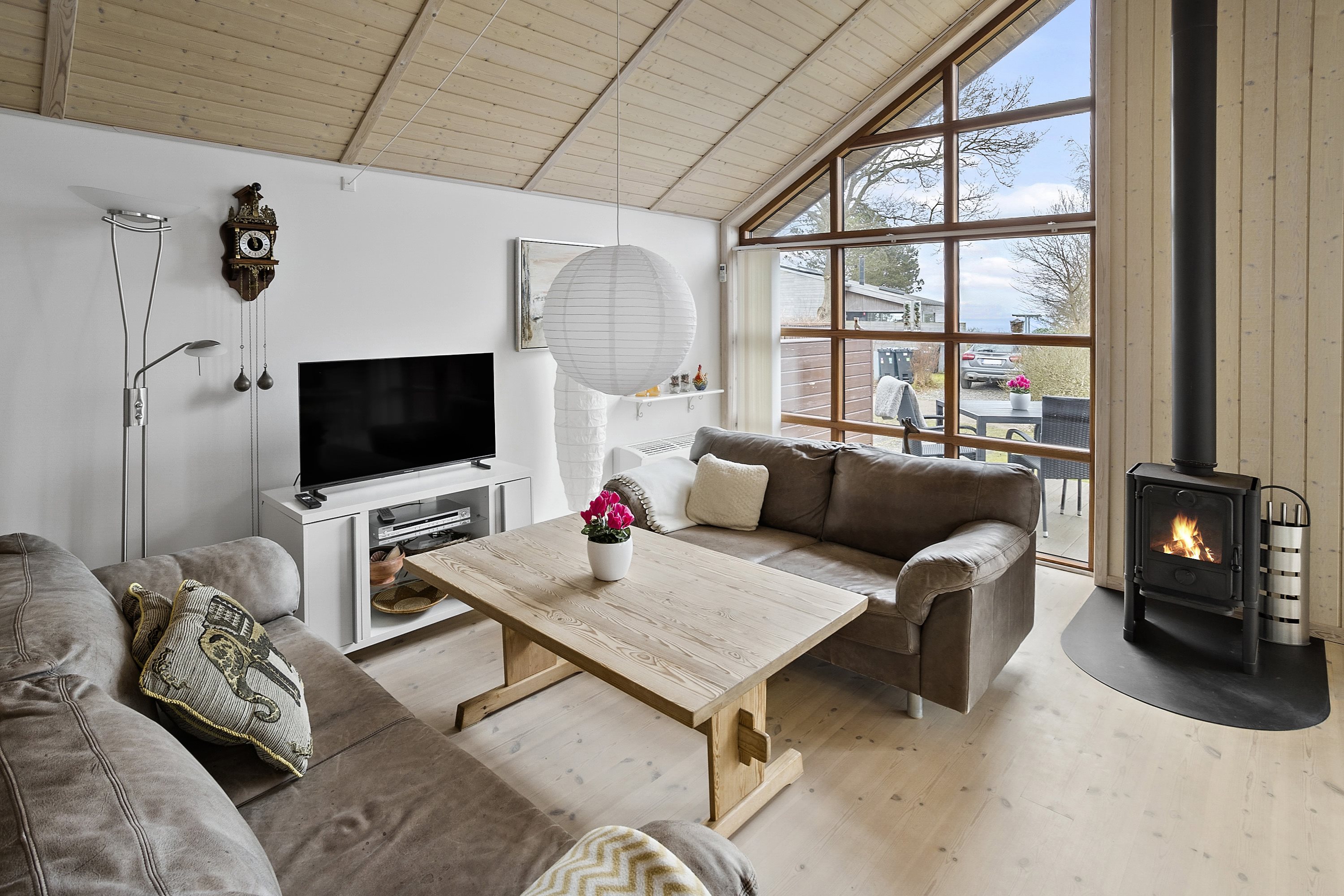 Fremhævet stue billede i fuldskærmstilstand. Billede af Rudehusvej 6, Rude Strand, 8300 Odder