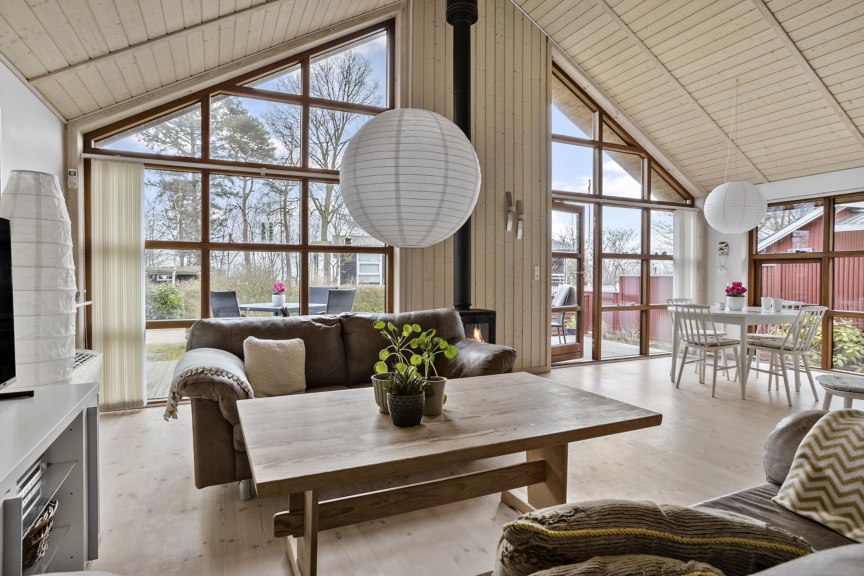 Fremhævet stue billede i fuldskærmstilstand. Billede af Rudehusvej 6, Rude Strand, 8300 Odder