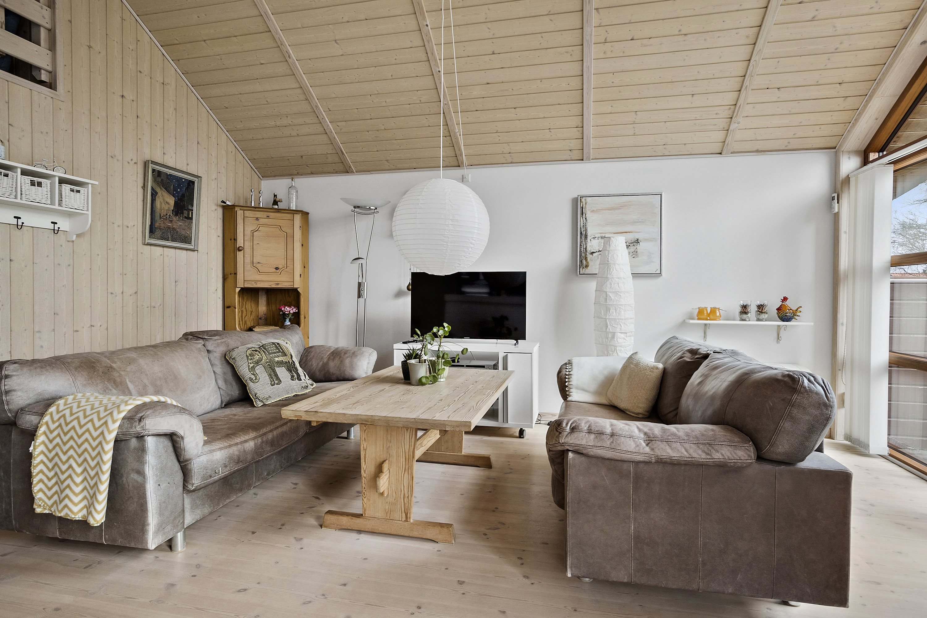 Fremhævet stue billede i fuldskærmstilstand. Billede af Rudehusvej 6, Rude Strand, 8300 Odder