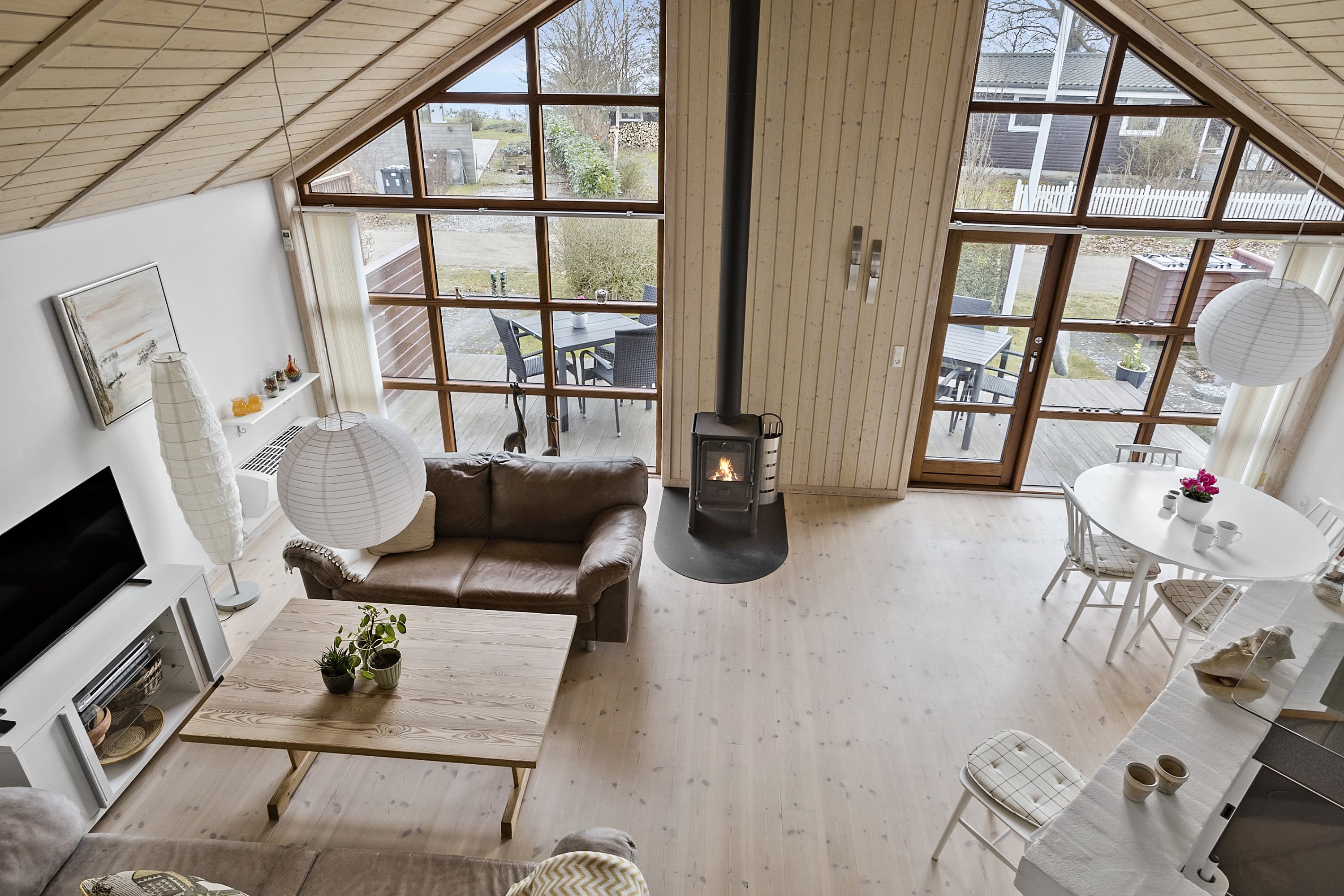 Fremhævet stue billede i fuldskærmstilstand. Billede af Rudehusvej 6, Rude Strand, 8300 Odder