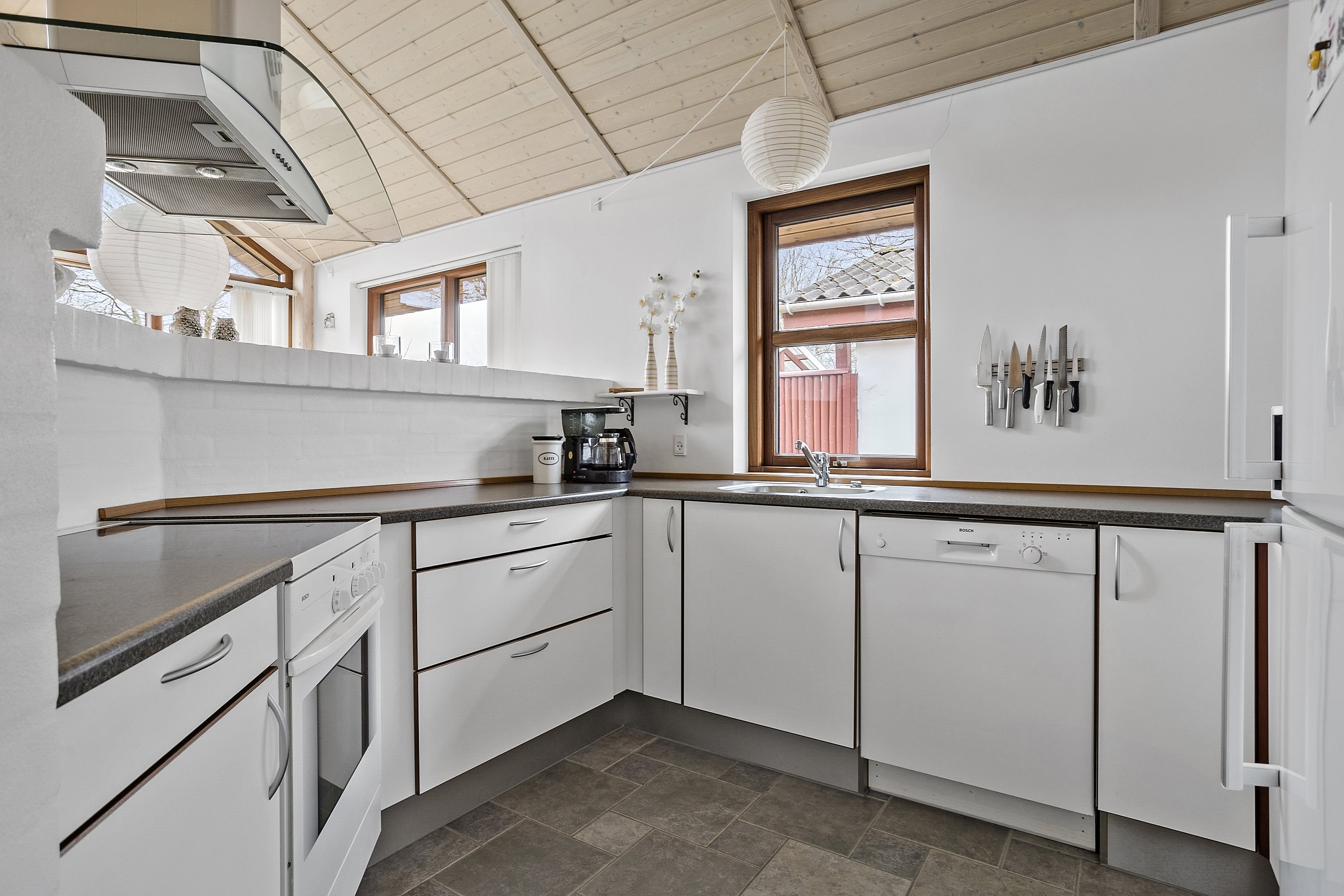 Fremhævet køkken billede i fuldskærmstilstand. Billede af Rudehusvej 6, Rude Strand, 8300 Odder