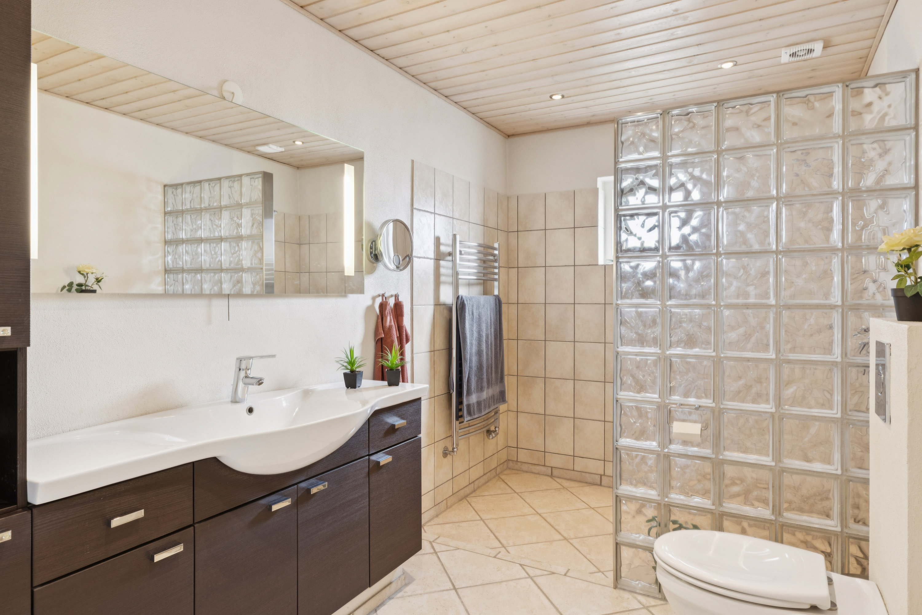 Fremhævet badeværelse billede i fuldskærmstilstand. Billede af Lillehave 8, Fynshav, 6440 Augustenborg