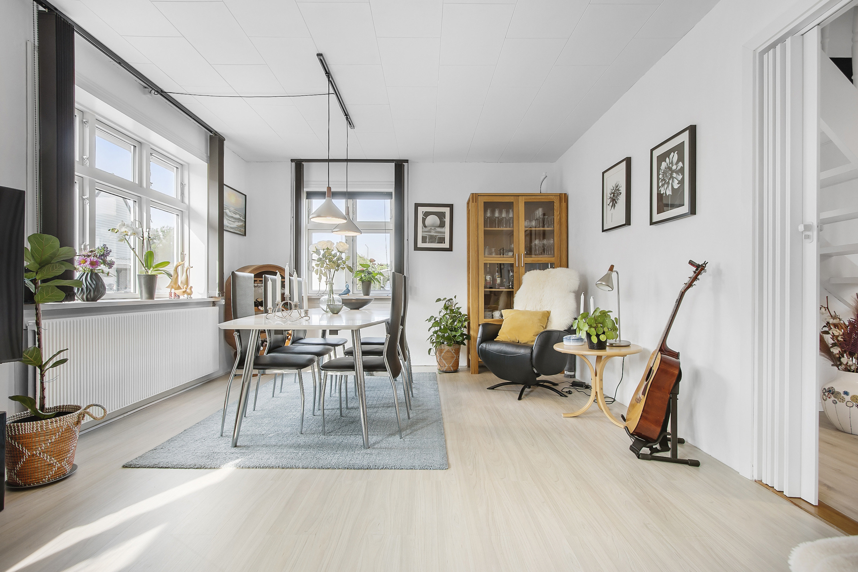 Fremhævet stue billede i fuldskærmstilstand. Billede af Rønnestvej 12, 9900 Frederikshavn