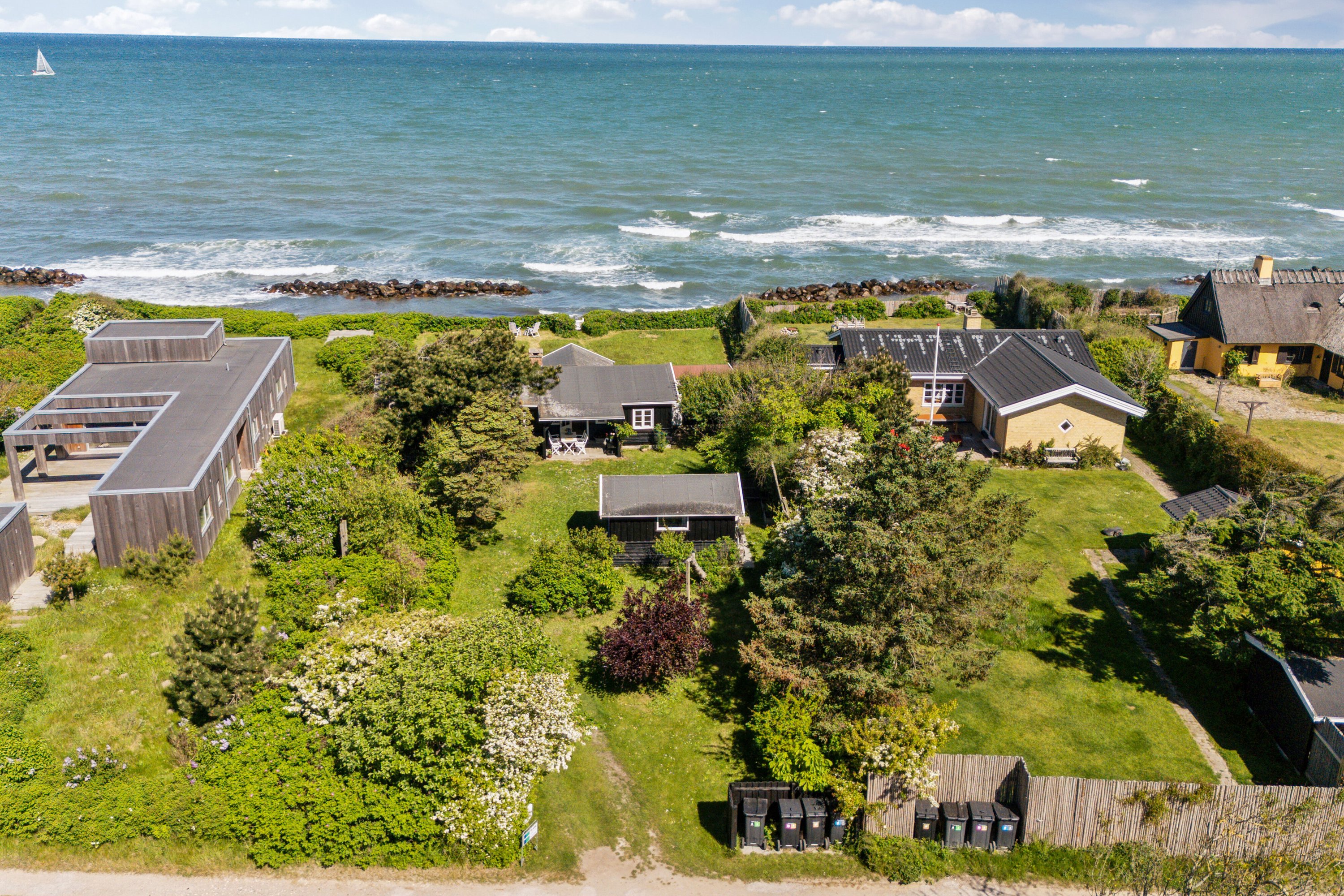 Fremhævet set fra oven billede i fuldskærmstilstand. Billede af Leck Fischersvej 6, Kikhavn, 3390 Hundested