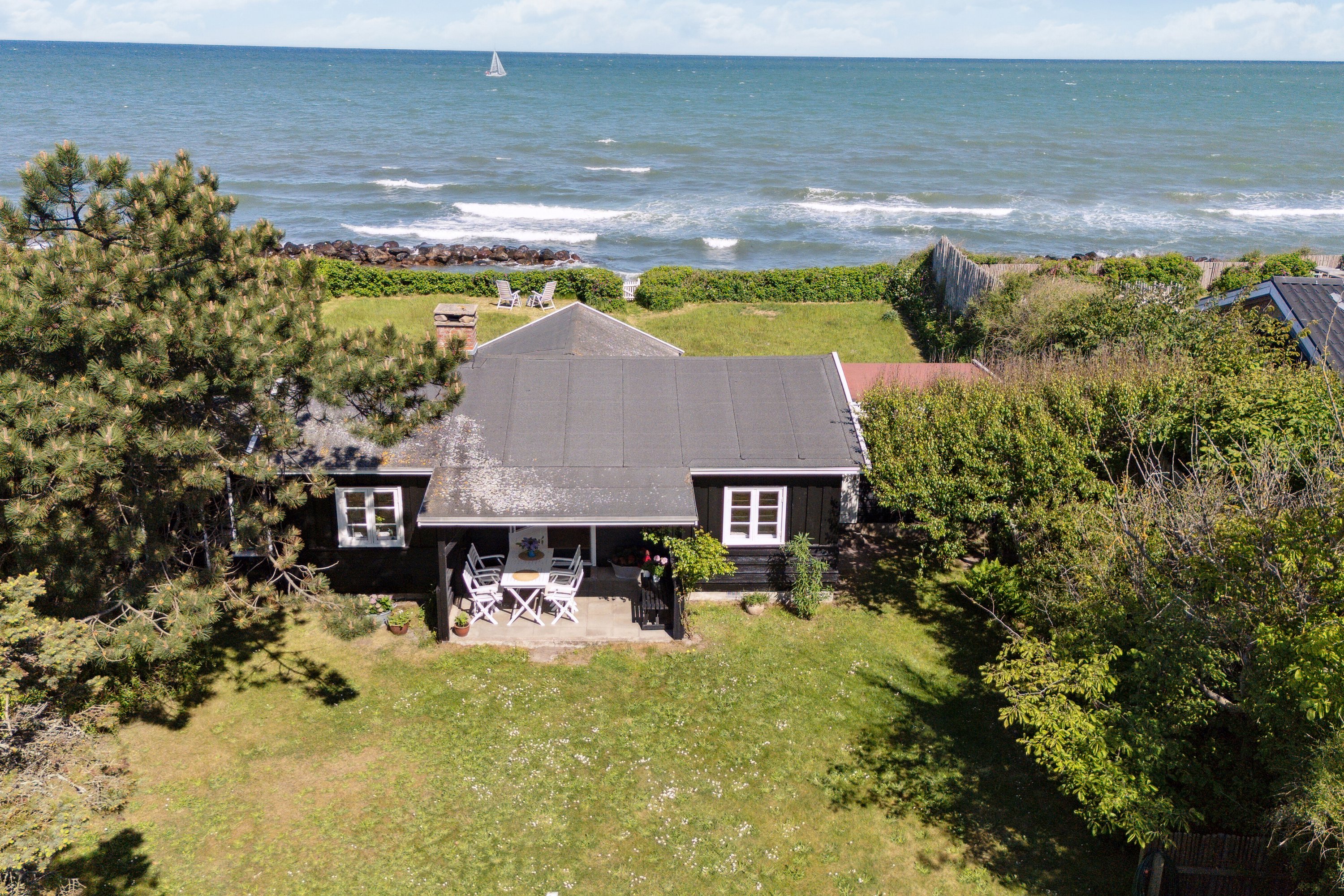 Fremhævet set fra oven billede i fuldskærmstilstand. Billede af Leck Fischersvej 6, Kikhavn, 3390 Hundested