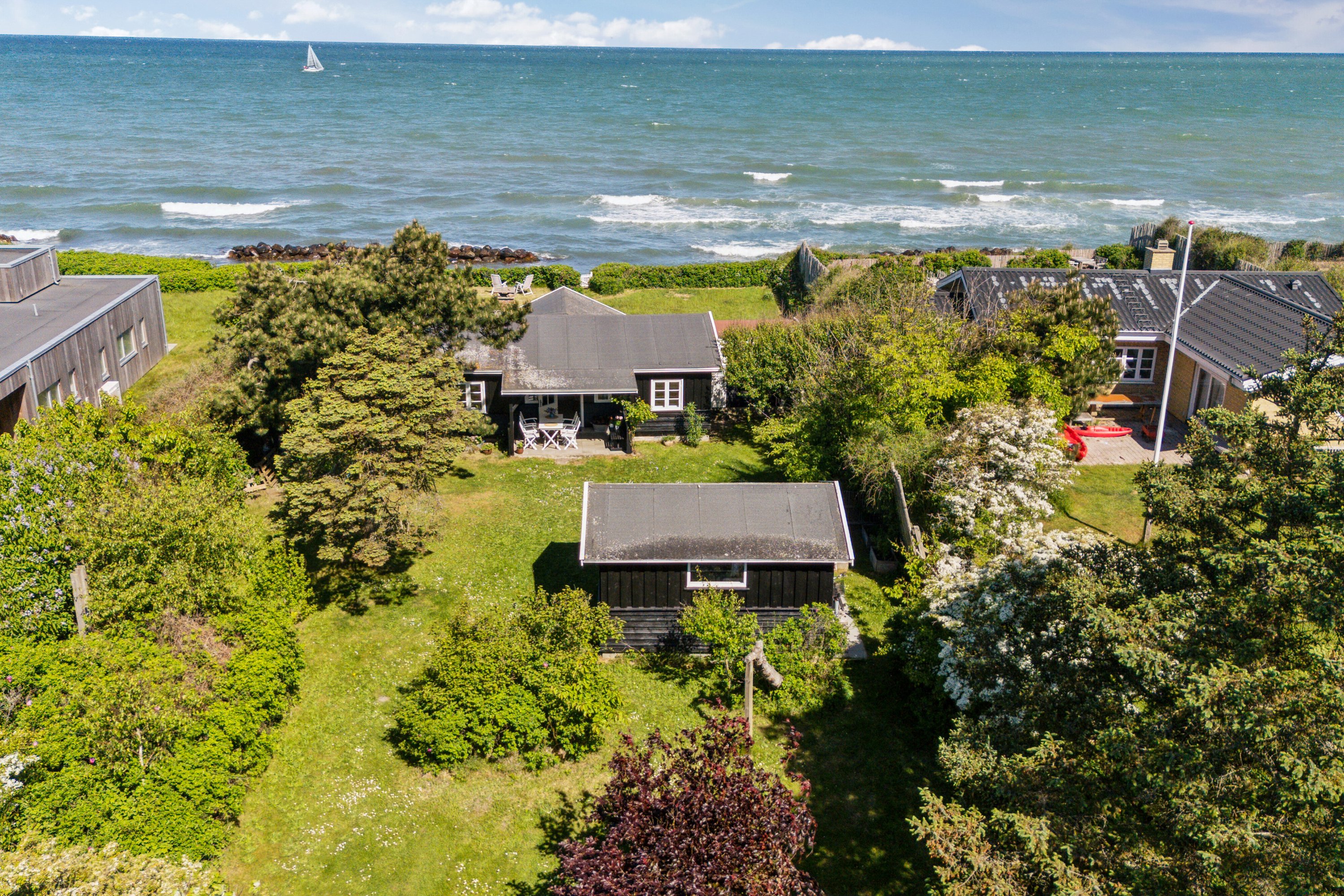 Fremhævet set fra oven billede i fuldskærmstilstand. Billede af Leck Fischersvej 6, Kikhavn, 3390 Hundested