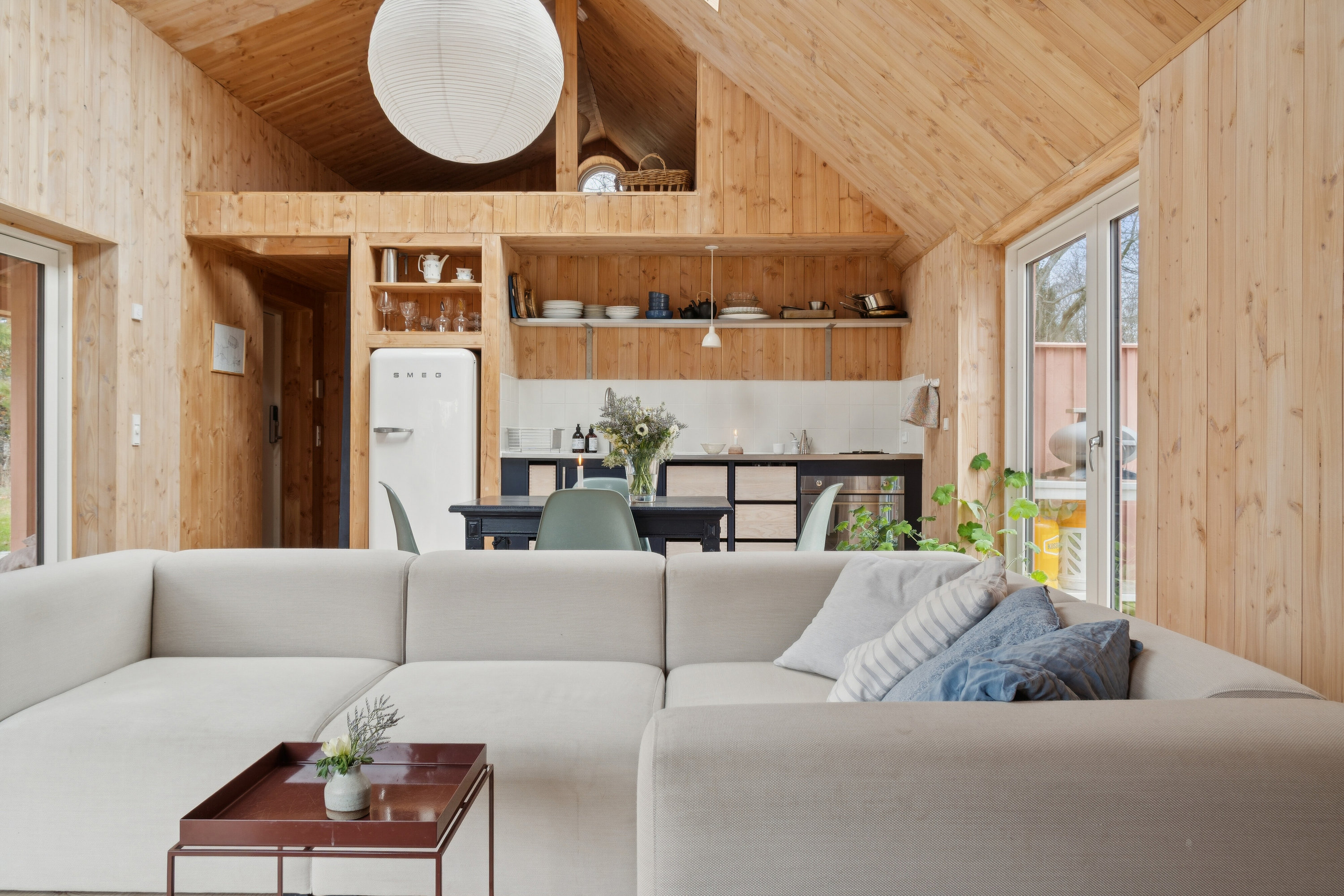 Fremhævet stue billede i fuldskærmstilstand. Billede af Gøgevænget 6, Rågeleje, 3210 Vejby