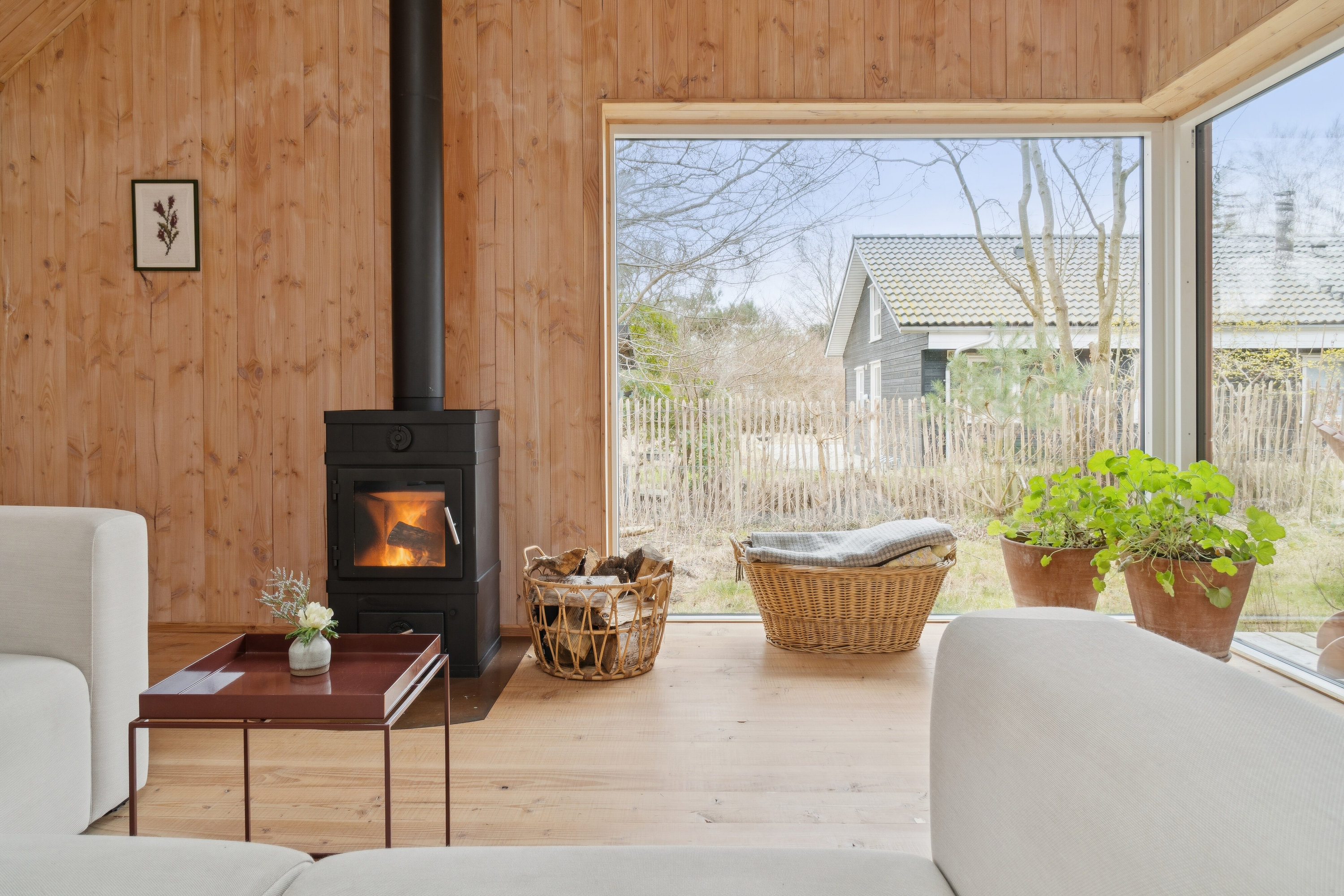 Fremhævet stue billede i fuldskærmstilstand. Billede af Gøgevænget 6, Rågeleje, 3210 Vejby