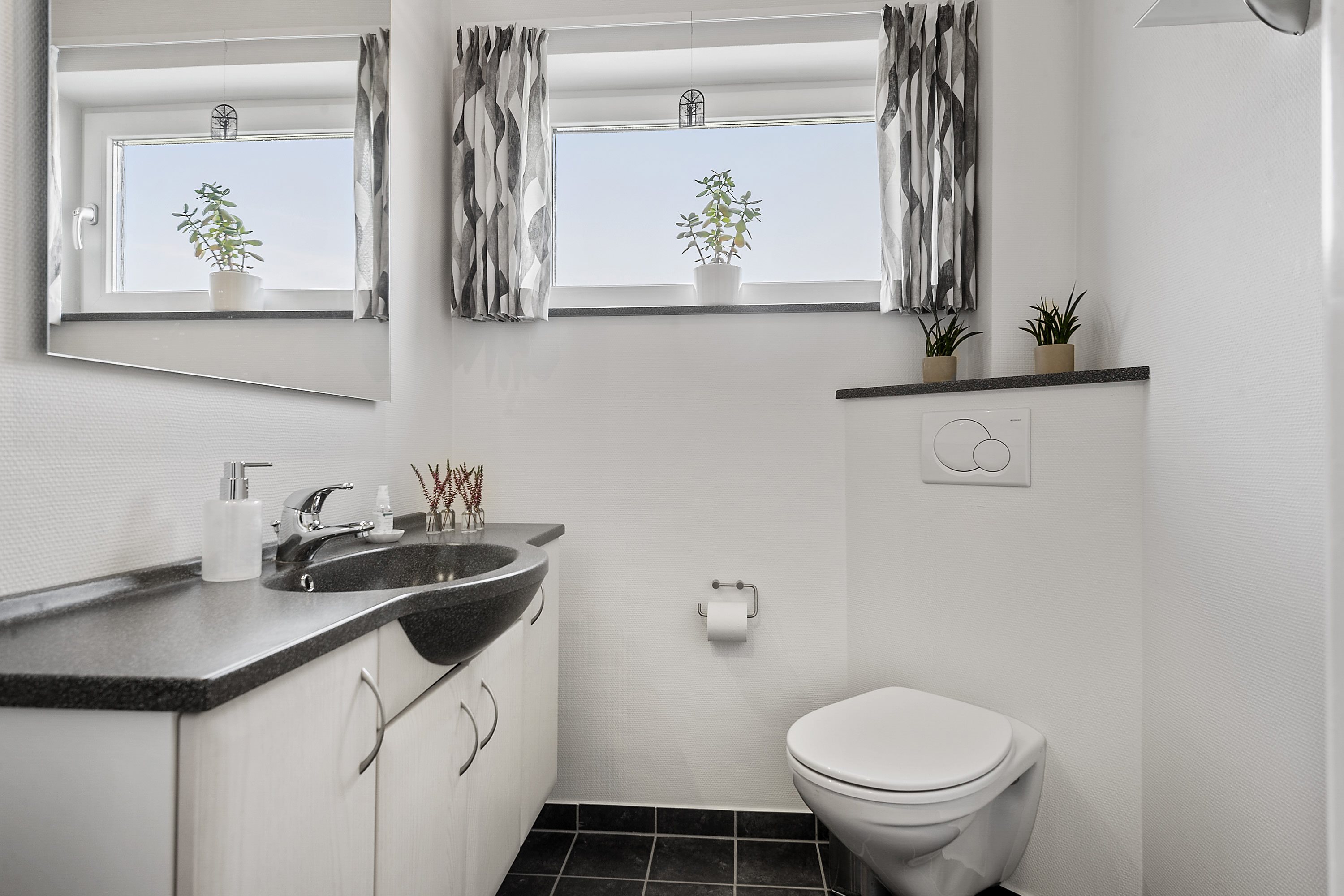 Fremhævet toilet billede i fuldskærmstilstand. Billede af Strandvejen 128, Rørth, 8300 Odder