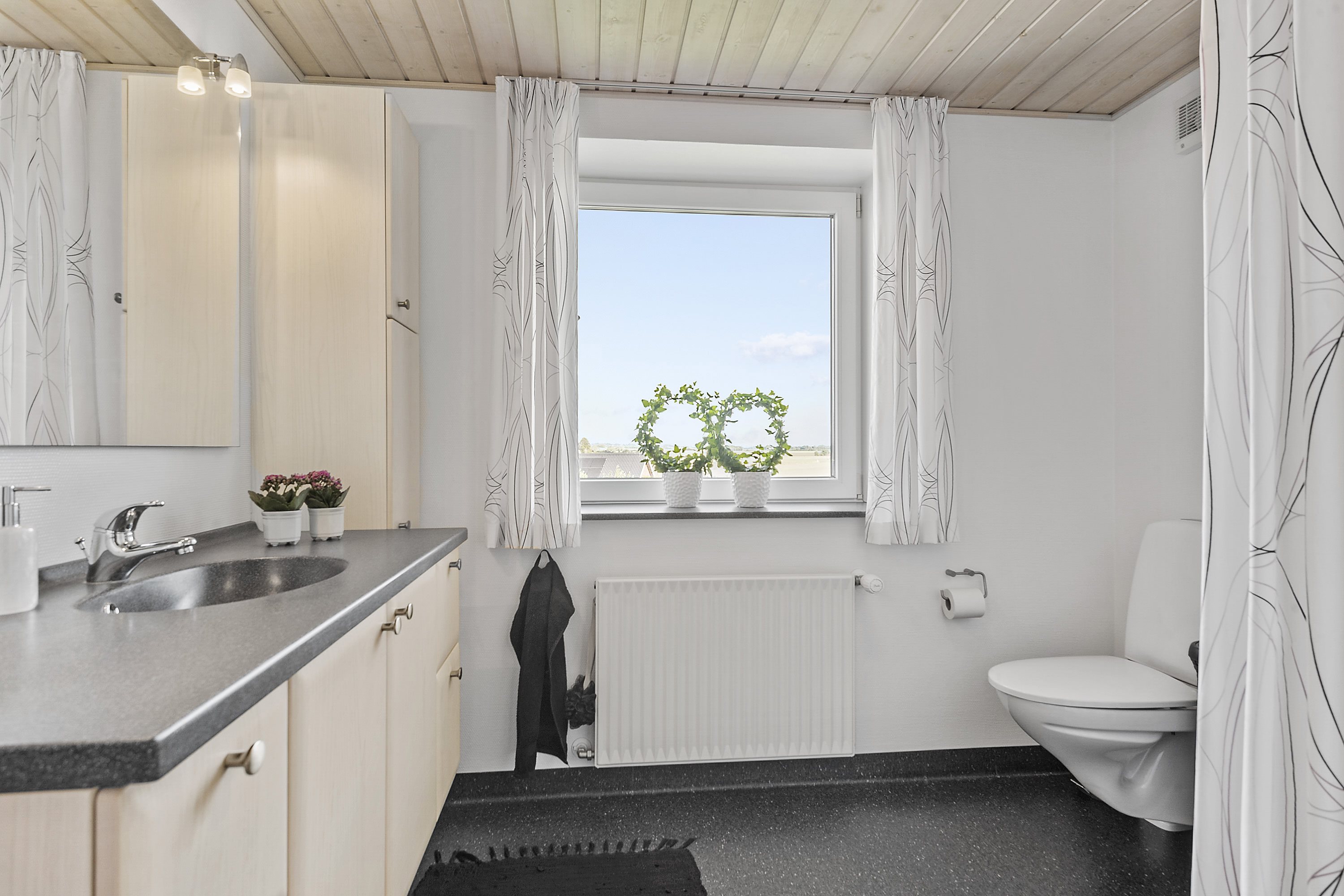 Fremhævet badeværelse billede i fuldskærmstilstand. Billede af Strandvejen 128, Rørth, 8300 Odder