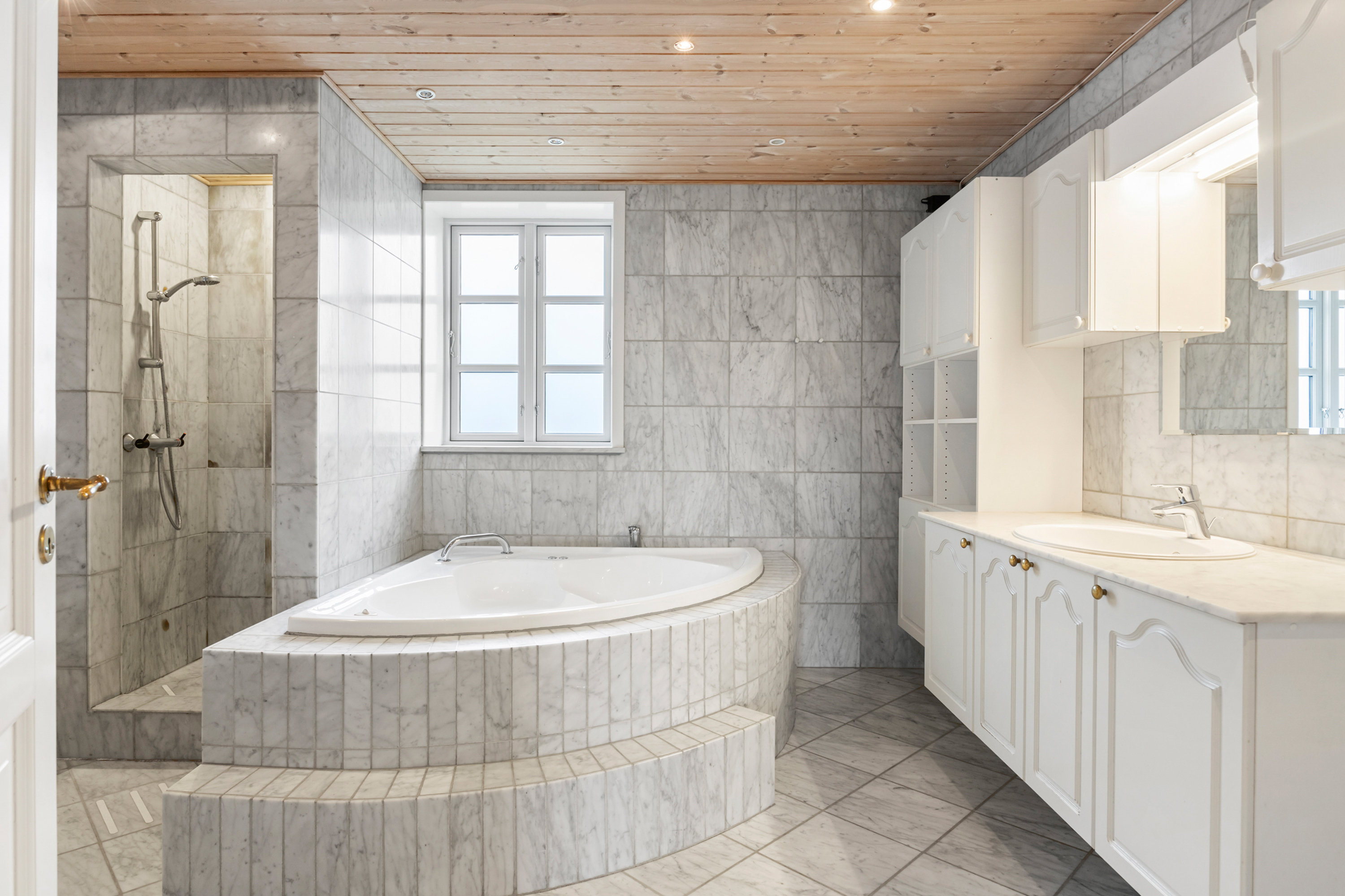 Fremhævet badeværelse billede i fuldskærmstilstand. Billede af Blærevej 70, Blære, 9600 Aars