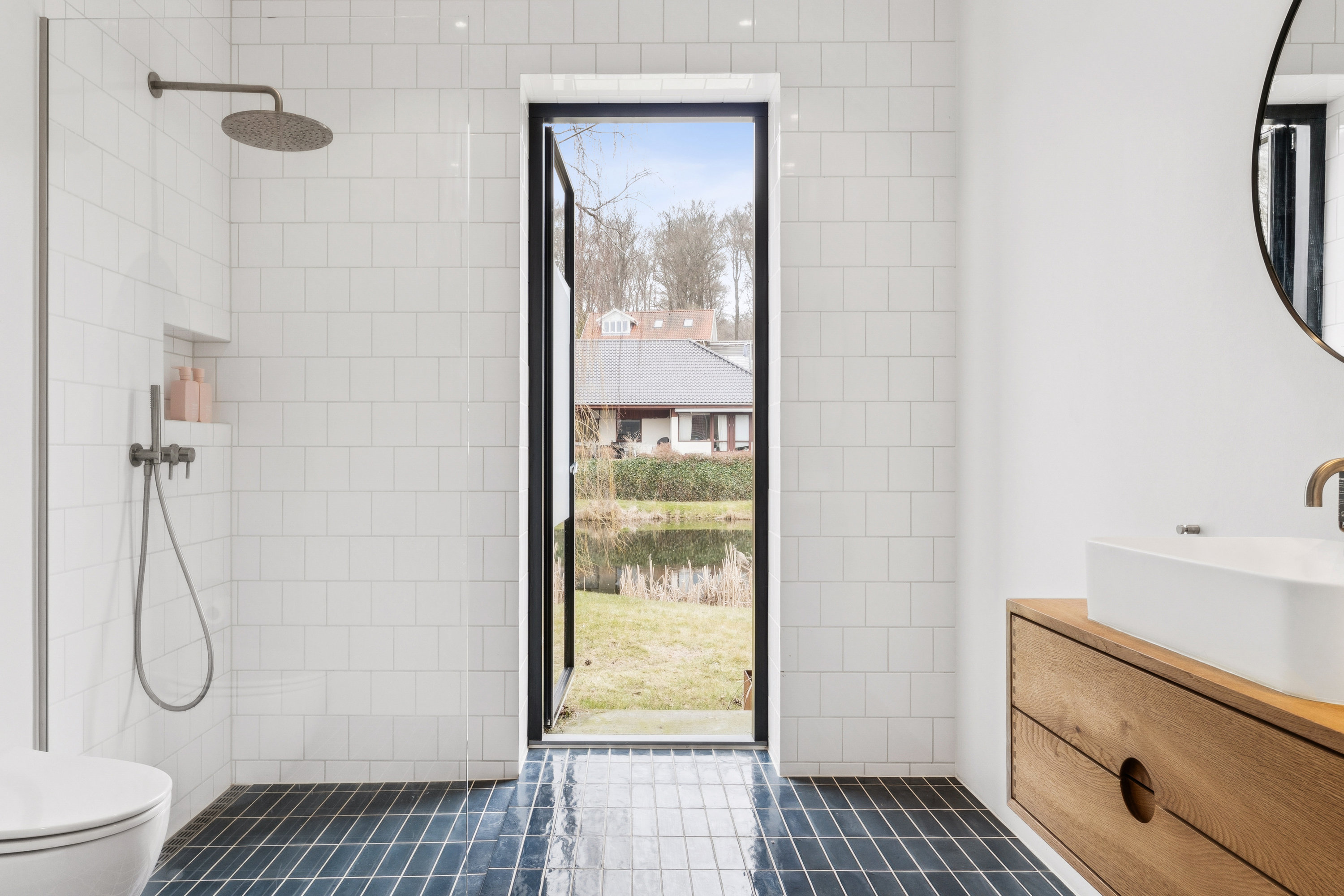 Fremhævet badeværelse billede i fuldskærmstilstand. Billede af Anemonevej 9, Hareskov, 3500 Værløse