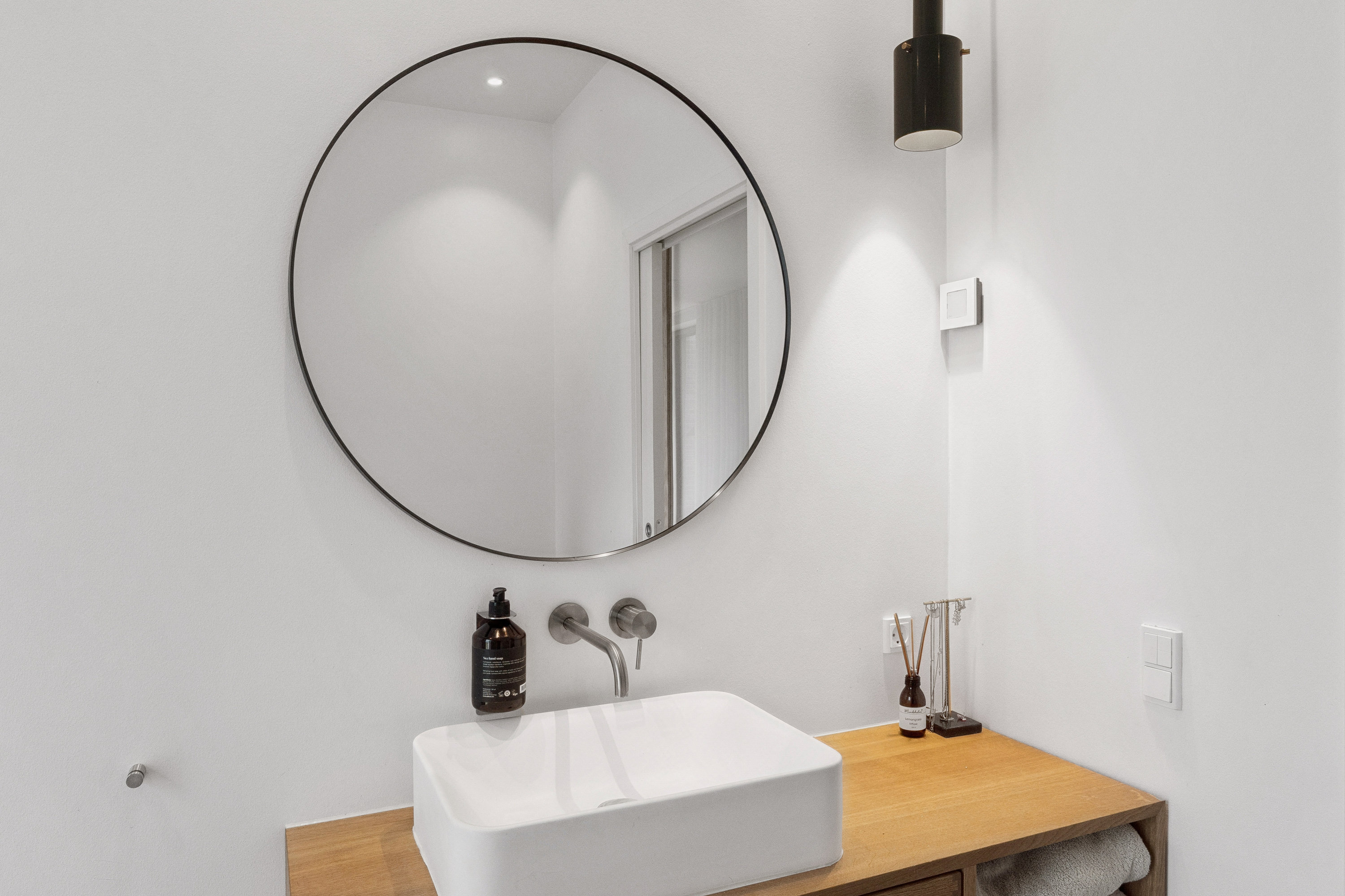 Fremhævet badeværelse billede i fuldskærmstilstand. Billede af Anemonevej 9, Hareskov, 3500 Værløse