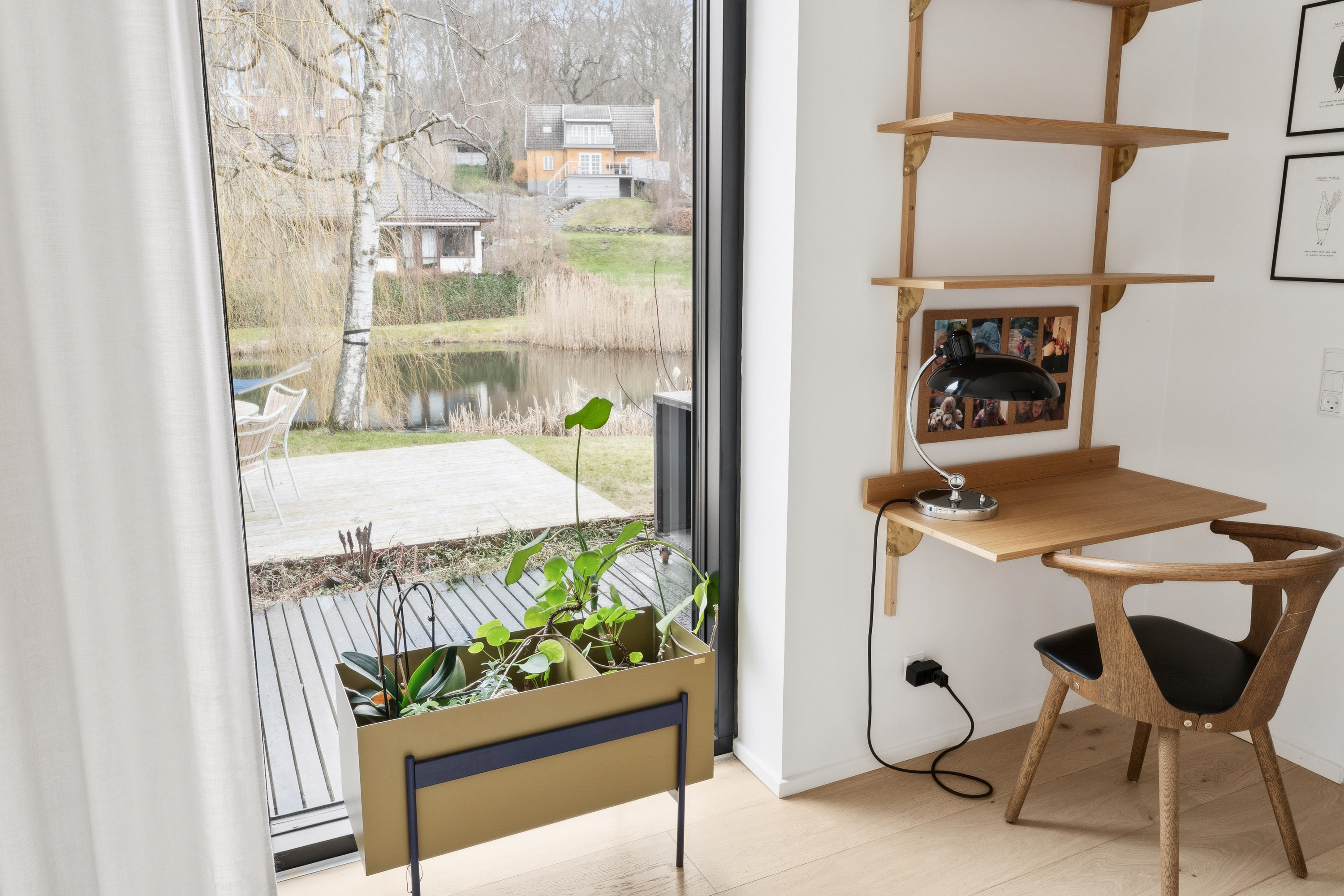 Fremhævet stue billede i fuldskærmstilstand. Billede af Anemonevej 9, Hareskov, 3500 Værløse