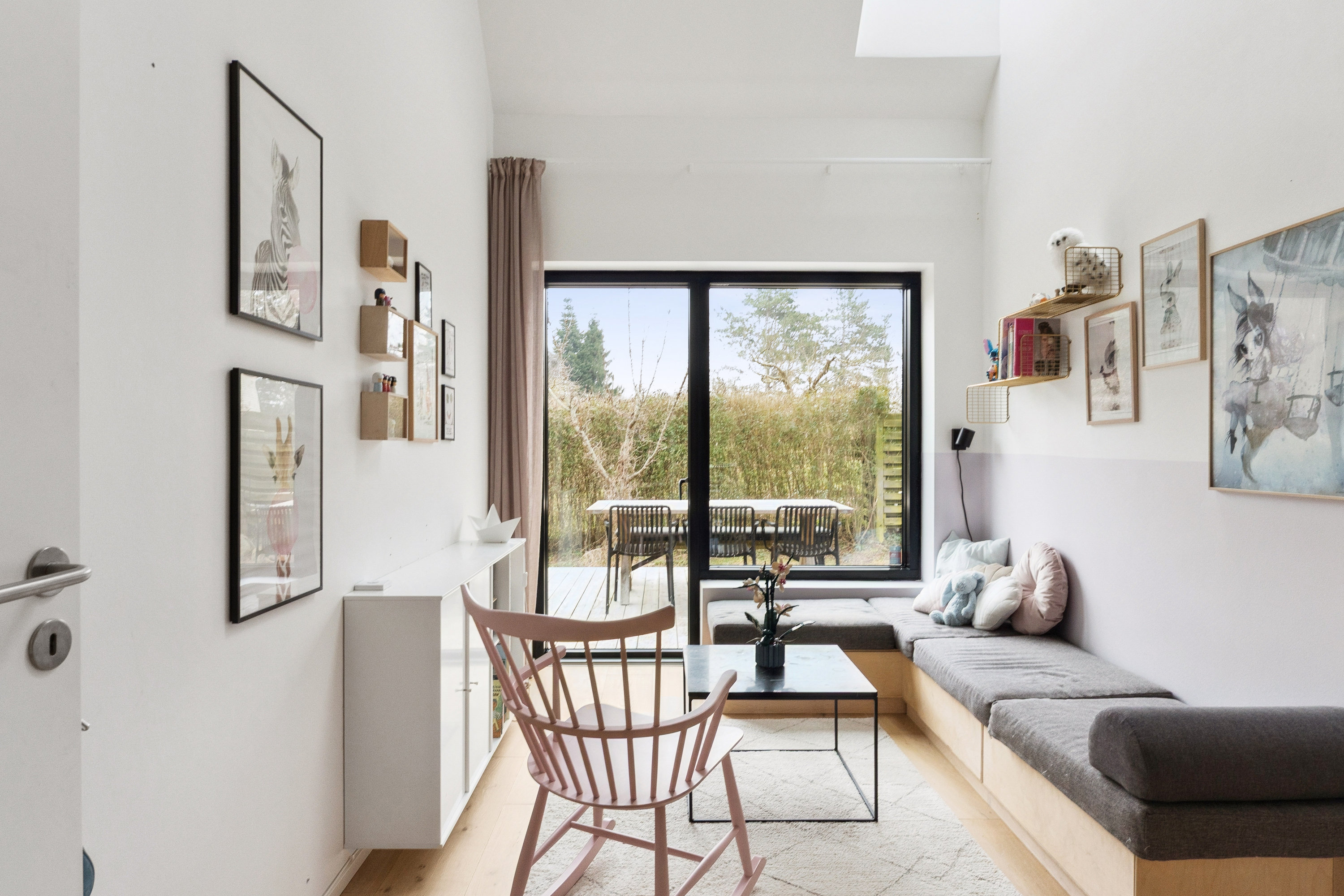 Fremhævet stue billede i fuldskærmstilstand. Billede af Anemonevej 9, Hareskov, 3500 Værløse