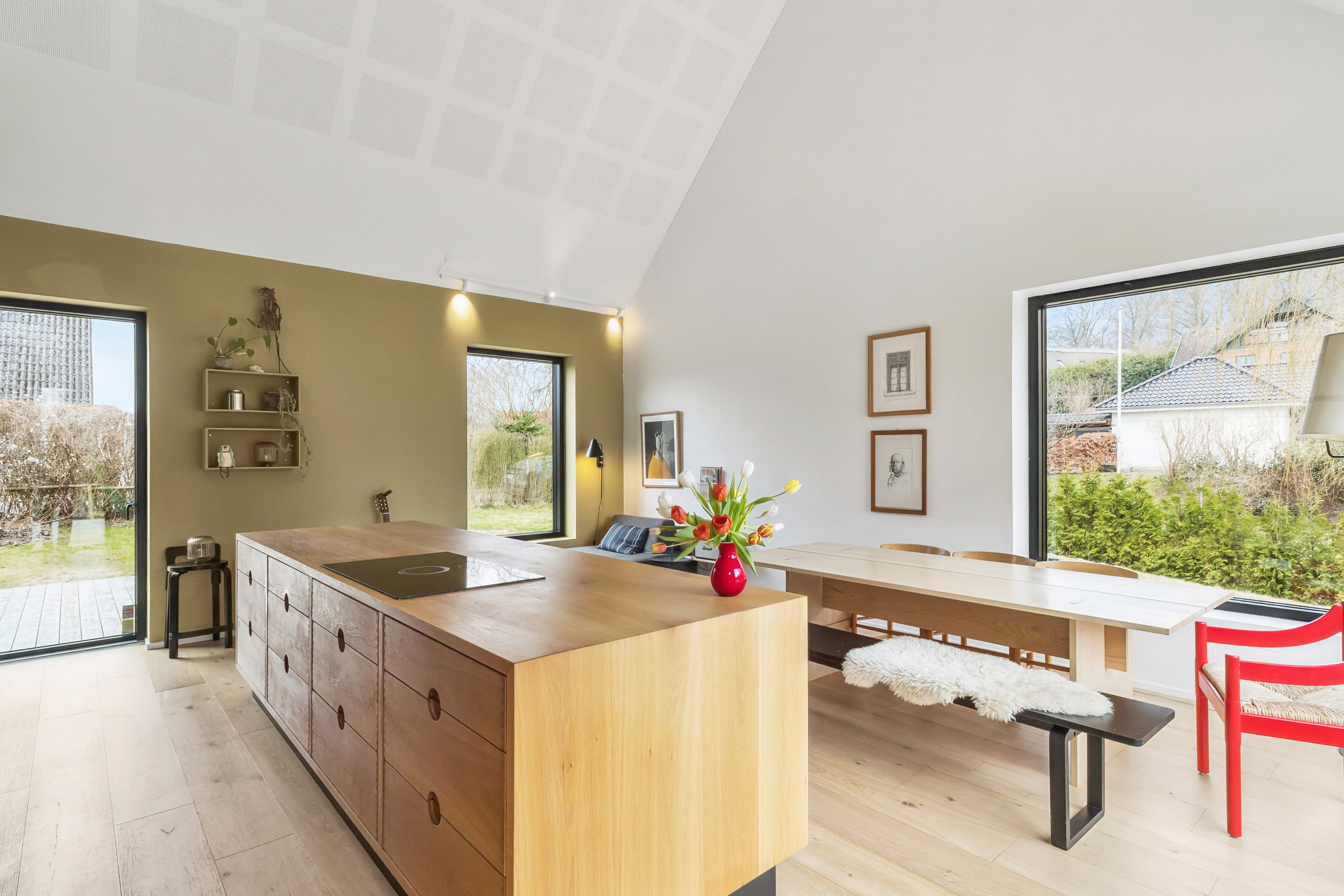 Fremhævet stue billede i fuldskærmstilstand. Billede af Anemonevej 9, Hareskov, 3500 Værløse