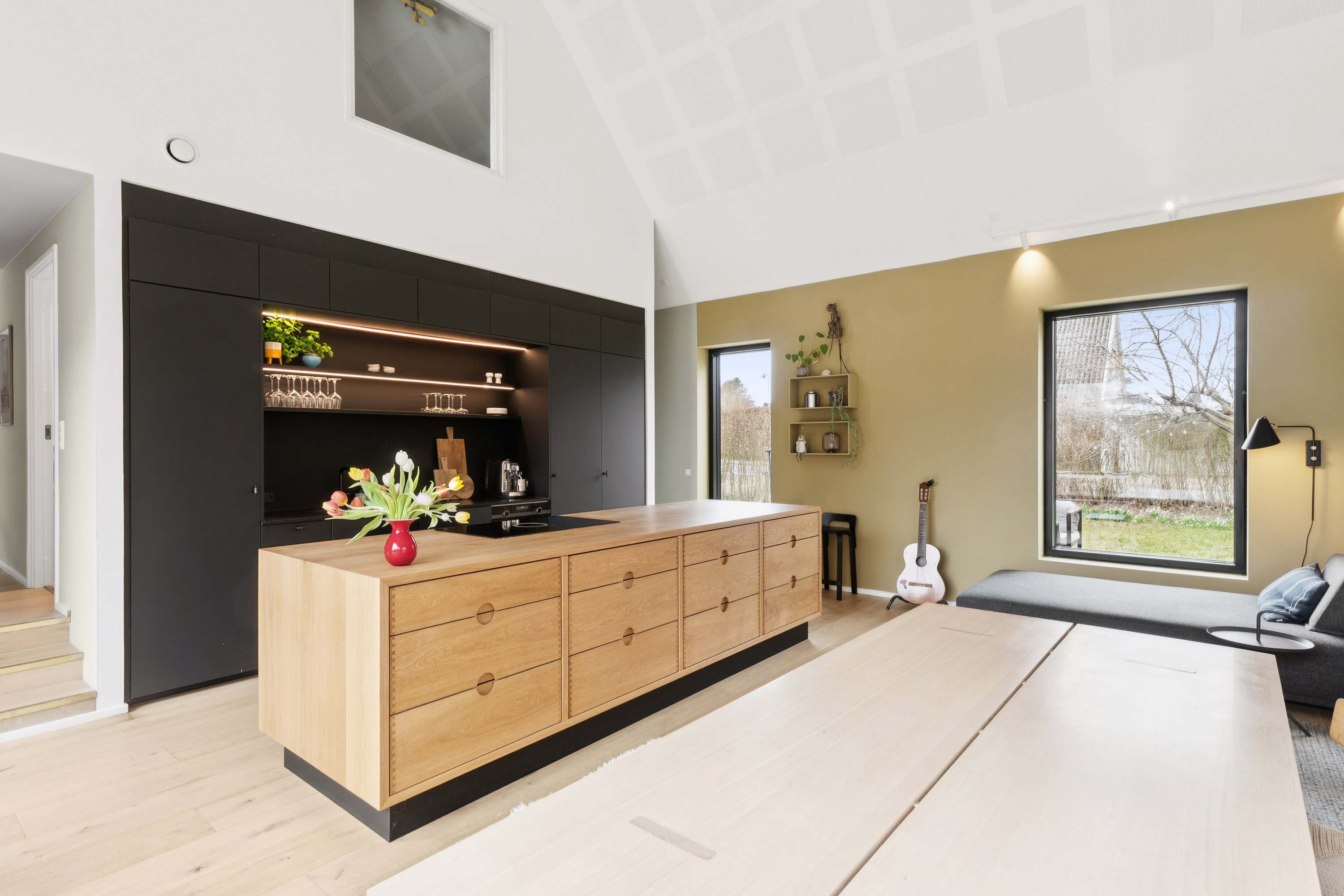 Fremhævet stue billede i fuldskærmstilstand. Billede af Anemonevej 9, Hareskov, 3500 Værløse