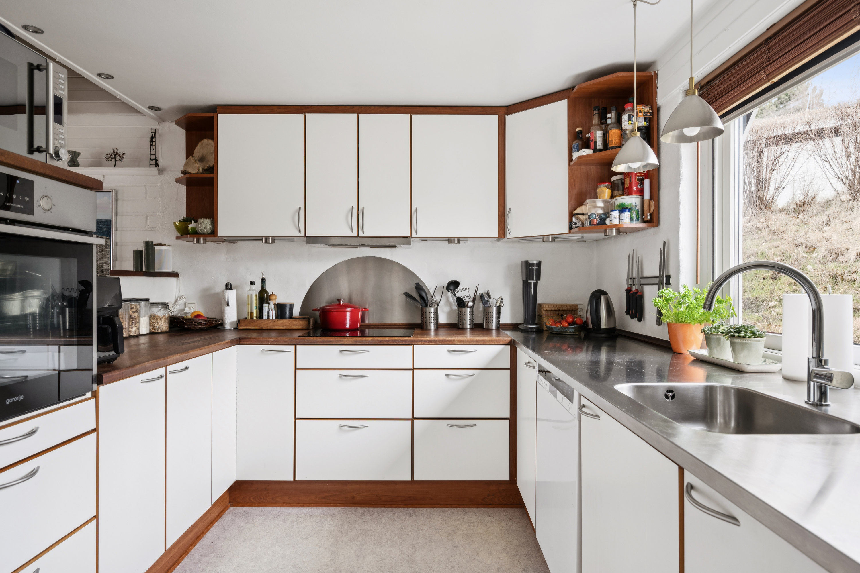 Fremhævet køkken billede i fuldskærmstilstand. Billede af Lærkelundsvej 36, Øer, 8400 Ebeltoft