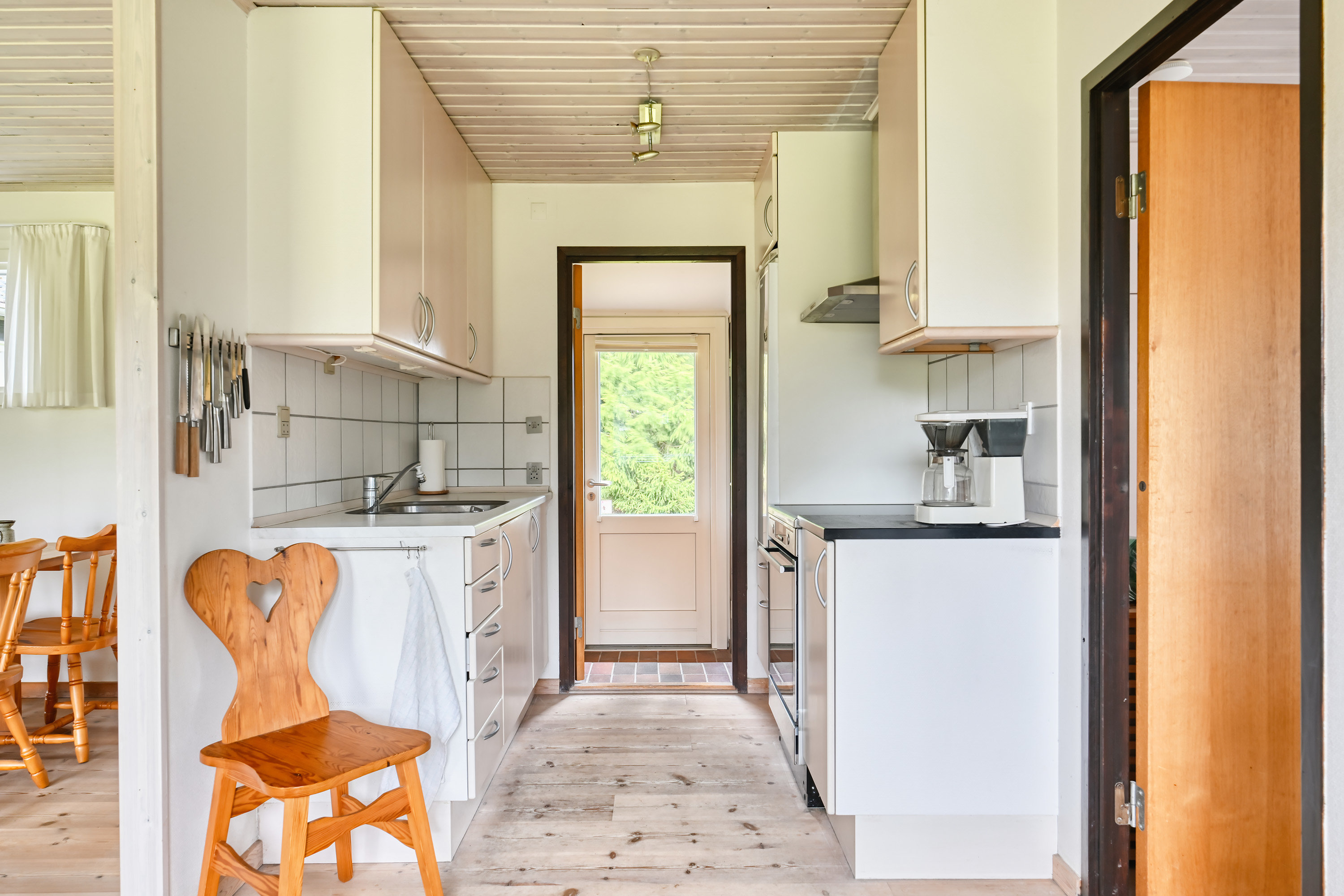 Fremhævet køkken billede i fuldskærmstilstand. Billede af Skærpibervej 2, Marielyst, 4873 Væggerløse