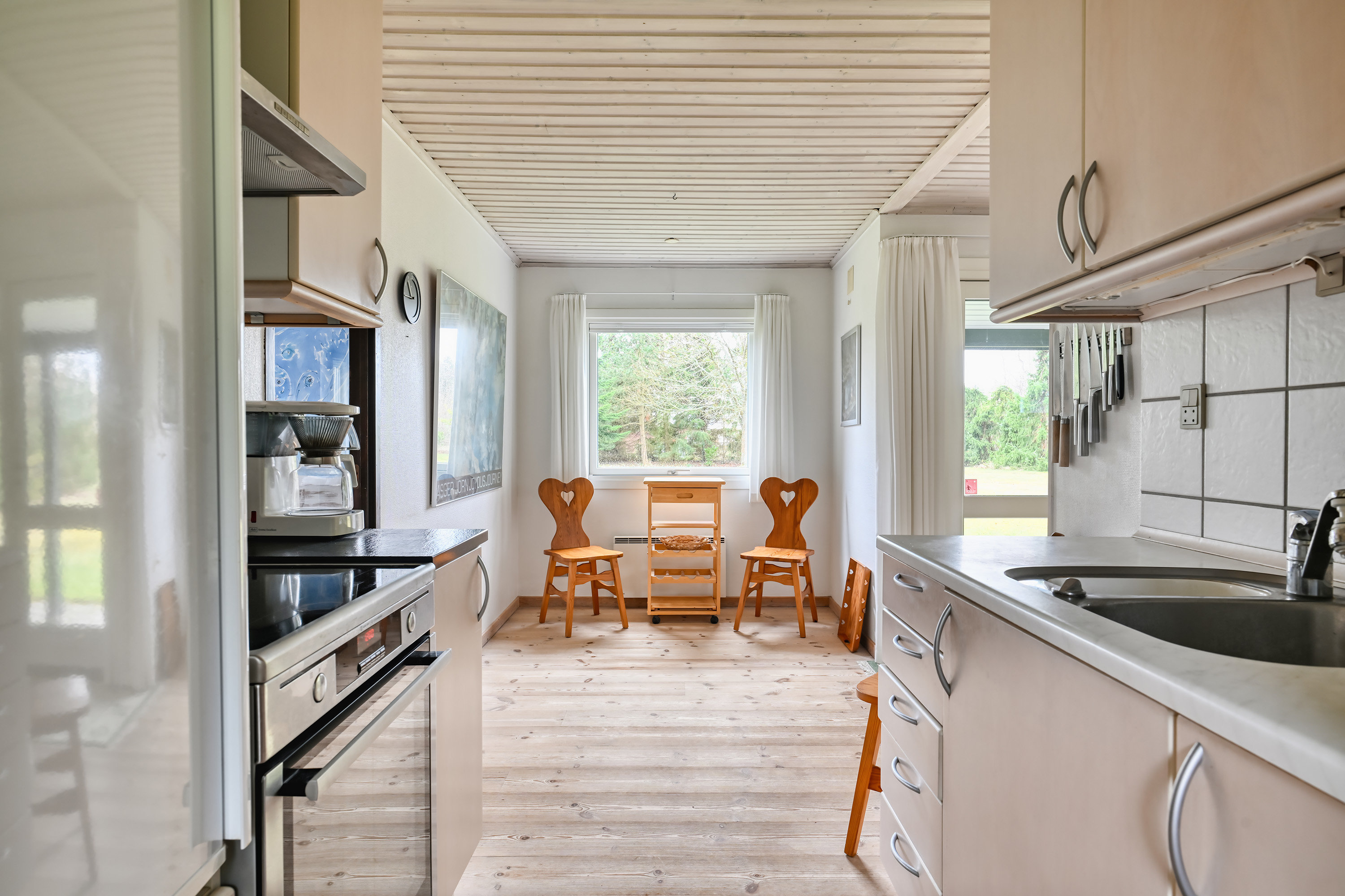 Fremhævet køkken billede i fuldskærmstilstand. Billede af Skærpibervej 2, Marielyst, 4873 Væggerløse