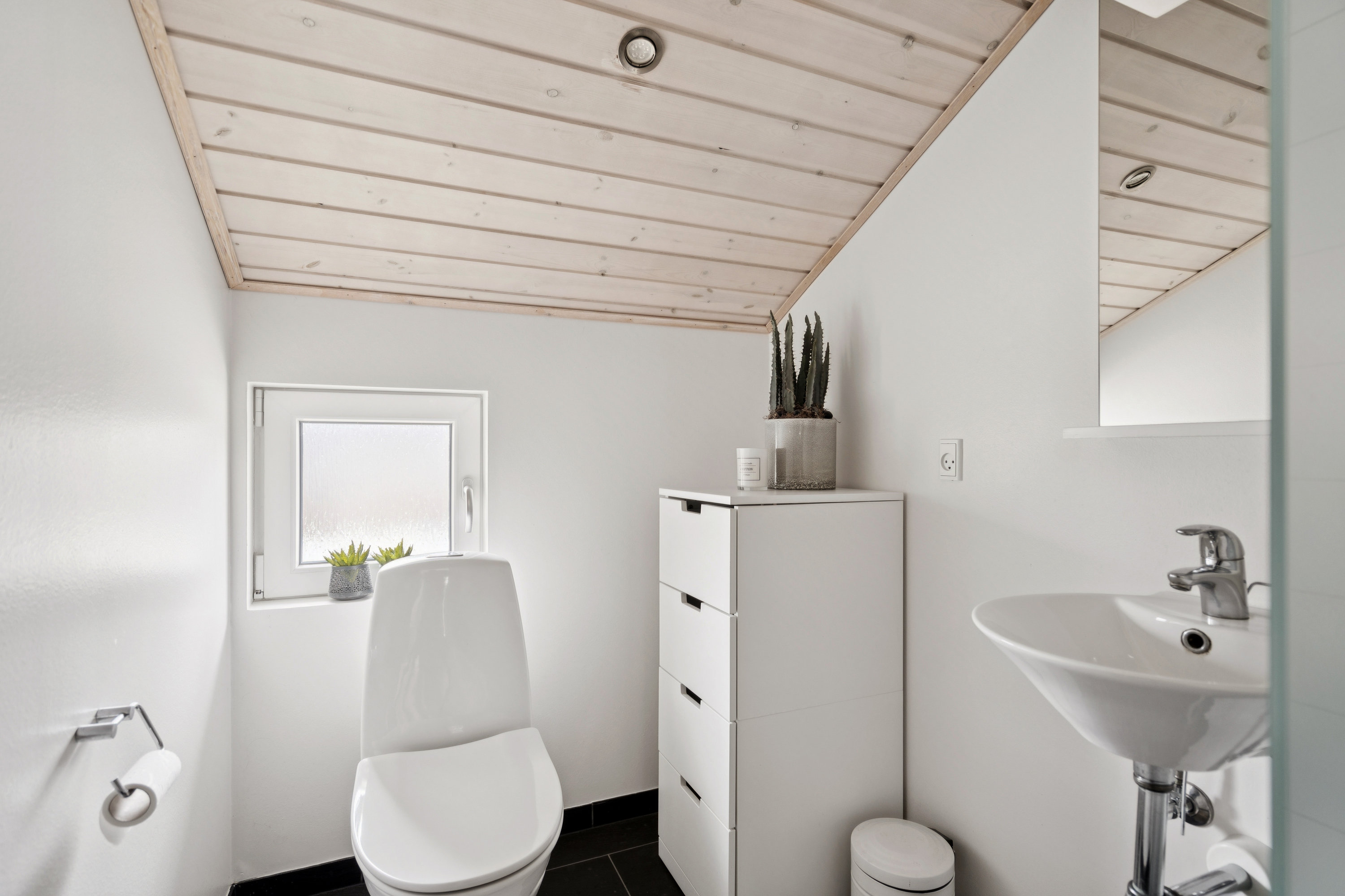 Fremhævet badeværelse billede i fuldskærmstilstand. Billede af Lille Strandgaard 13B, 9370 Hals