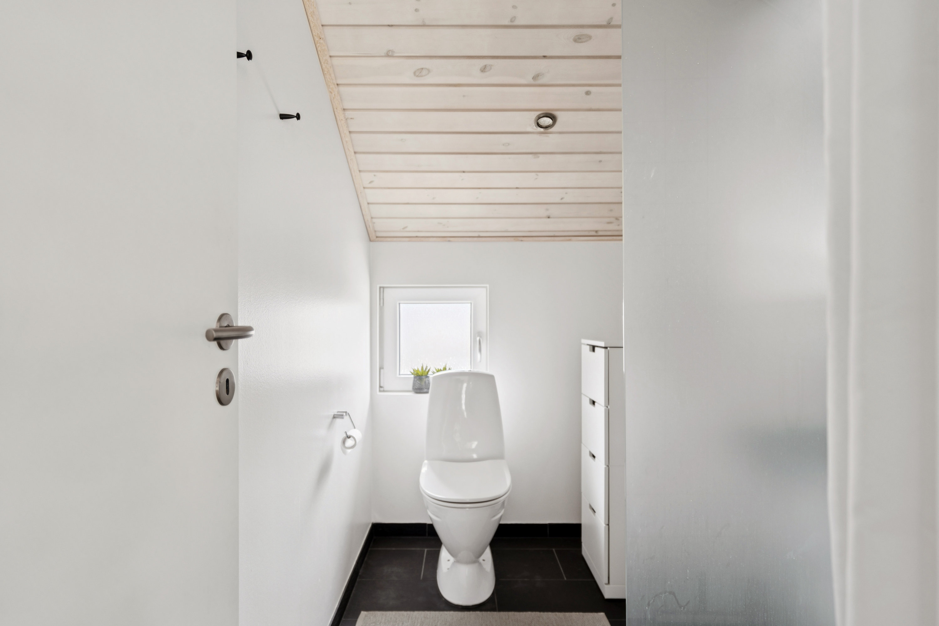 Fremhævet badeværelse billede i fuldskærmstilstand. Billede af Lille Strandgaard 13B, 9370 Hals