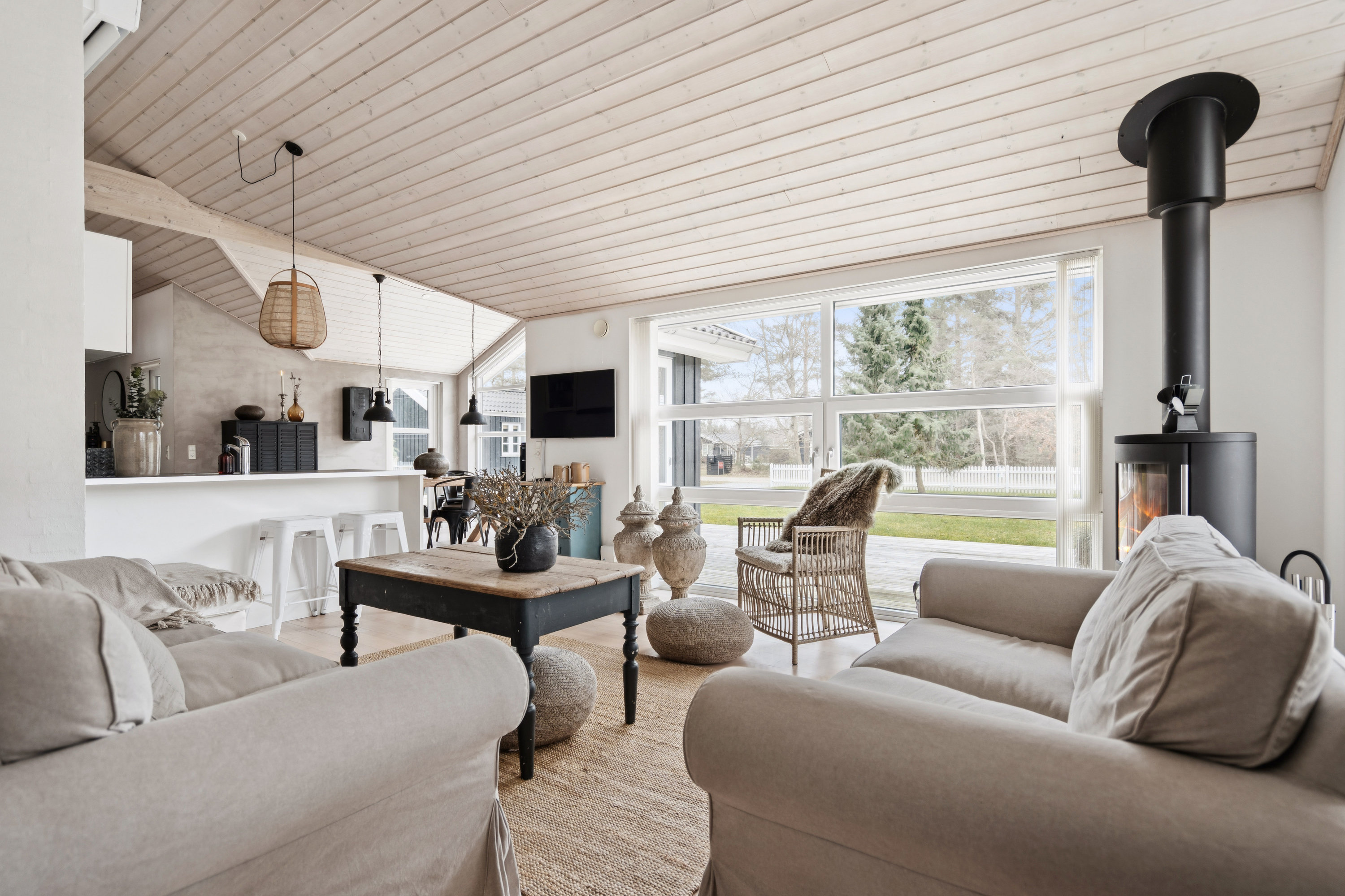 Fremhævet stue billede i fuldskærmstilstand. Billede af Lille Strandgaard 13B, 9370 Hals