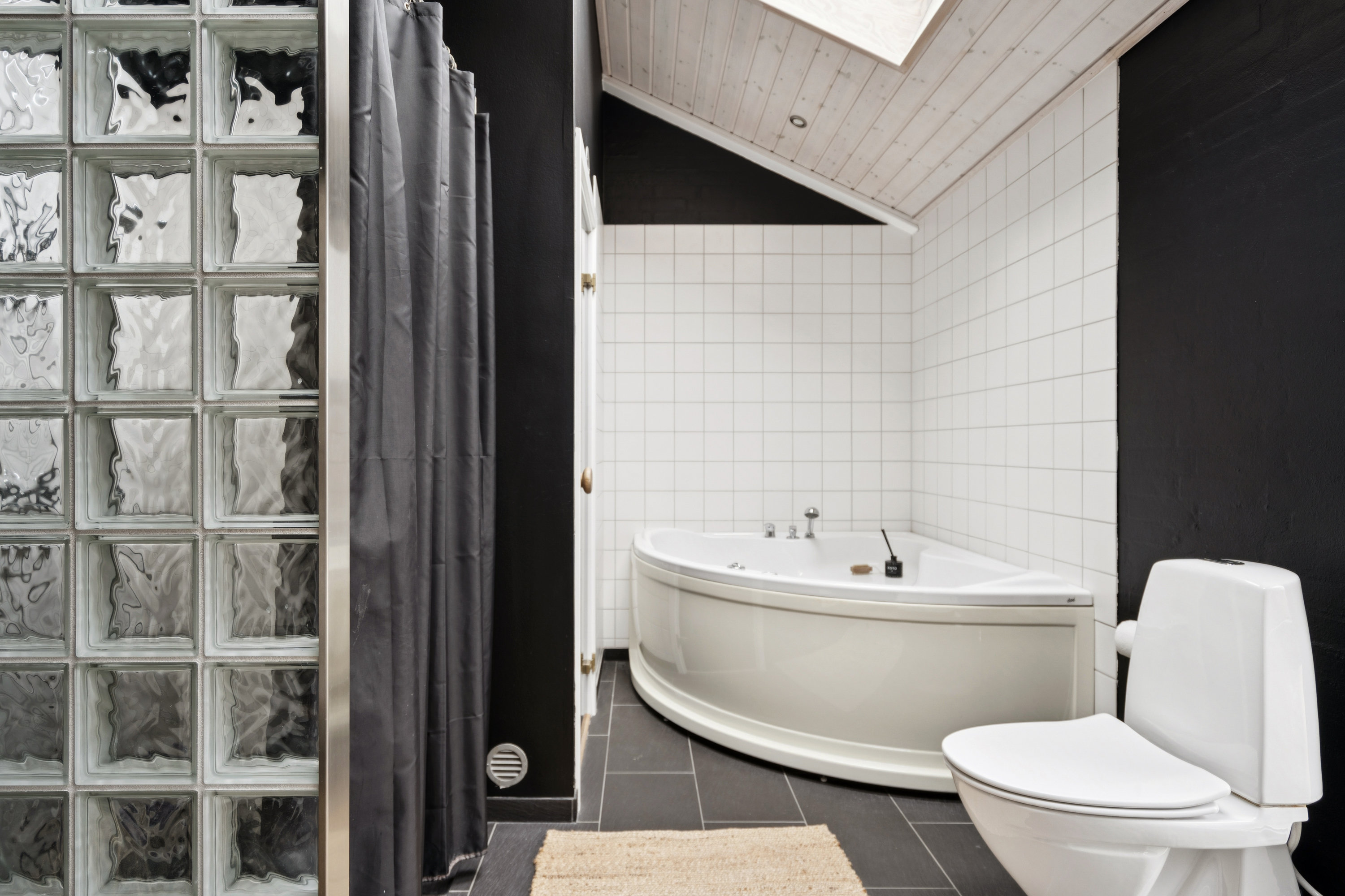 Fremhævet badeværelse billede i fuldskærmstilstand. Billede af Lille Strandgaard 13B, 9370 Hals