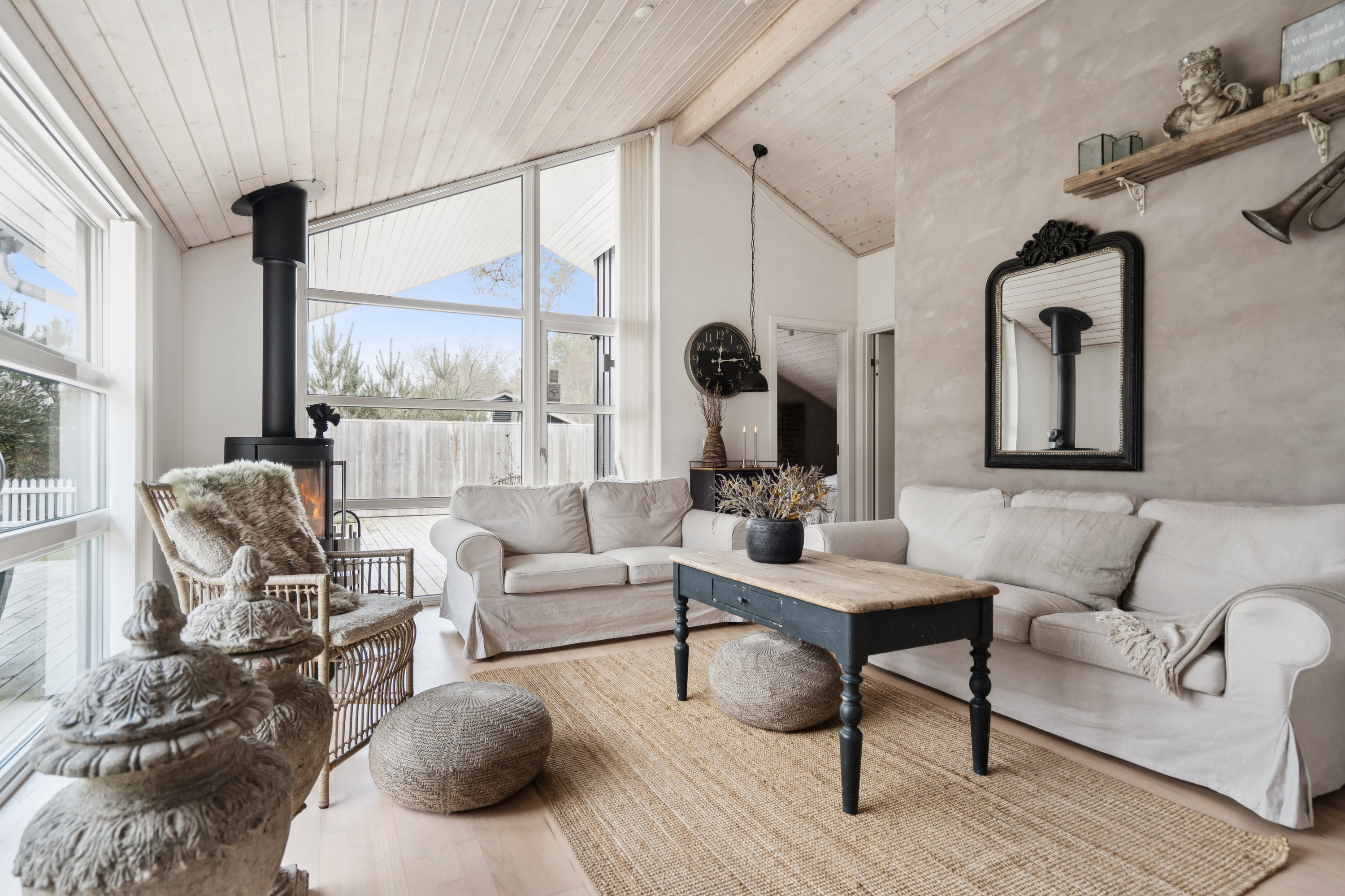 Fremhævet stue billede i fuldskærmstilstand. Billede af Lille Strandgaard 13B, 9370 Hals