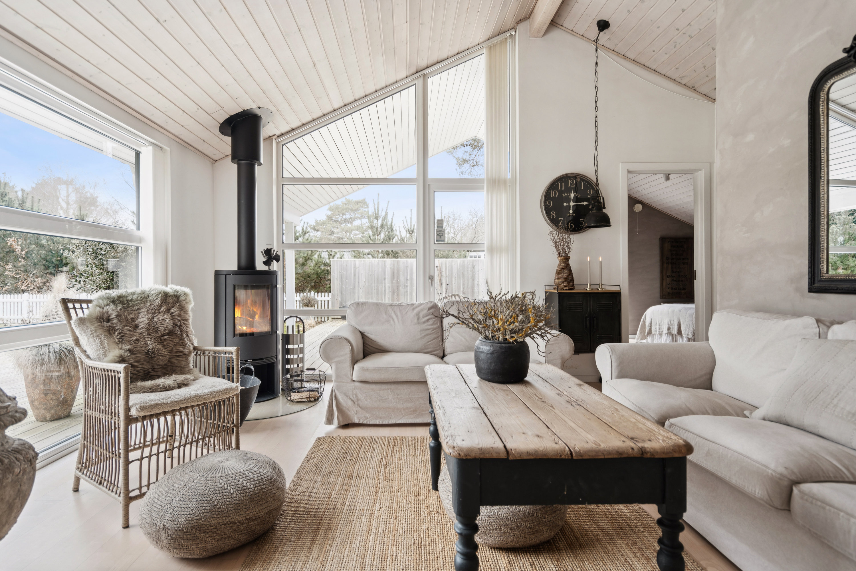 Fremhævet stue billede i fuldskærmstilstand. Billede af Lille Strandgaard 13B, 9370 Hals