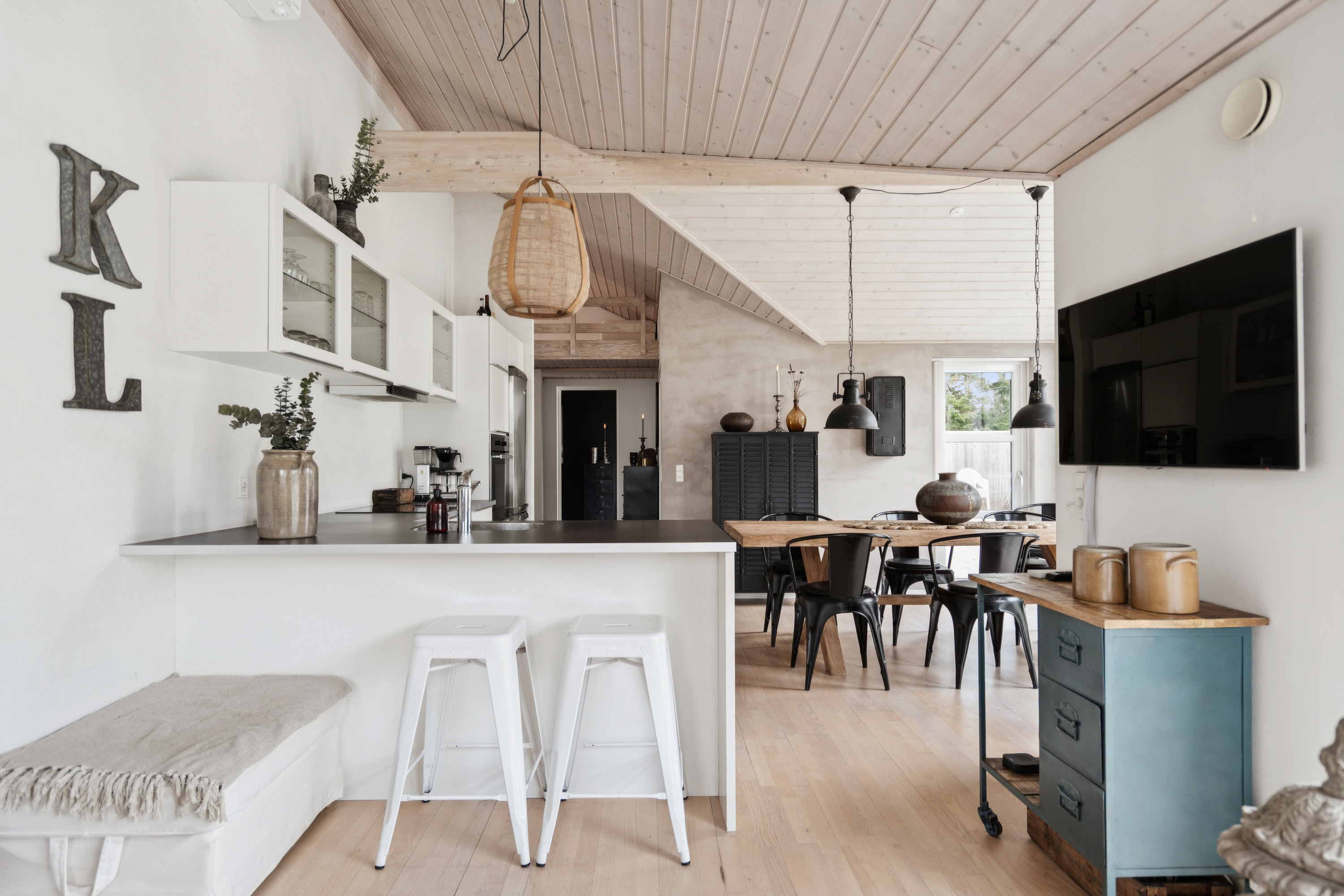 Fremhævet stue billede i fuldskærmstilstand. Billede af Lille Strandgaard 13B, 9370 Hals