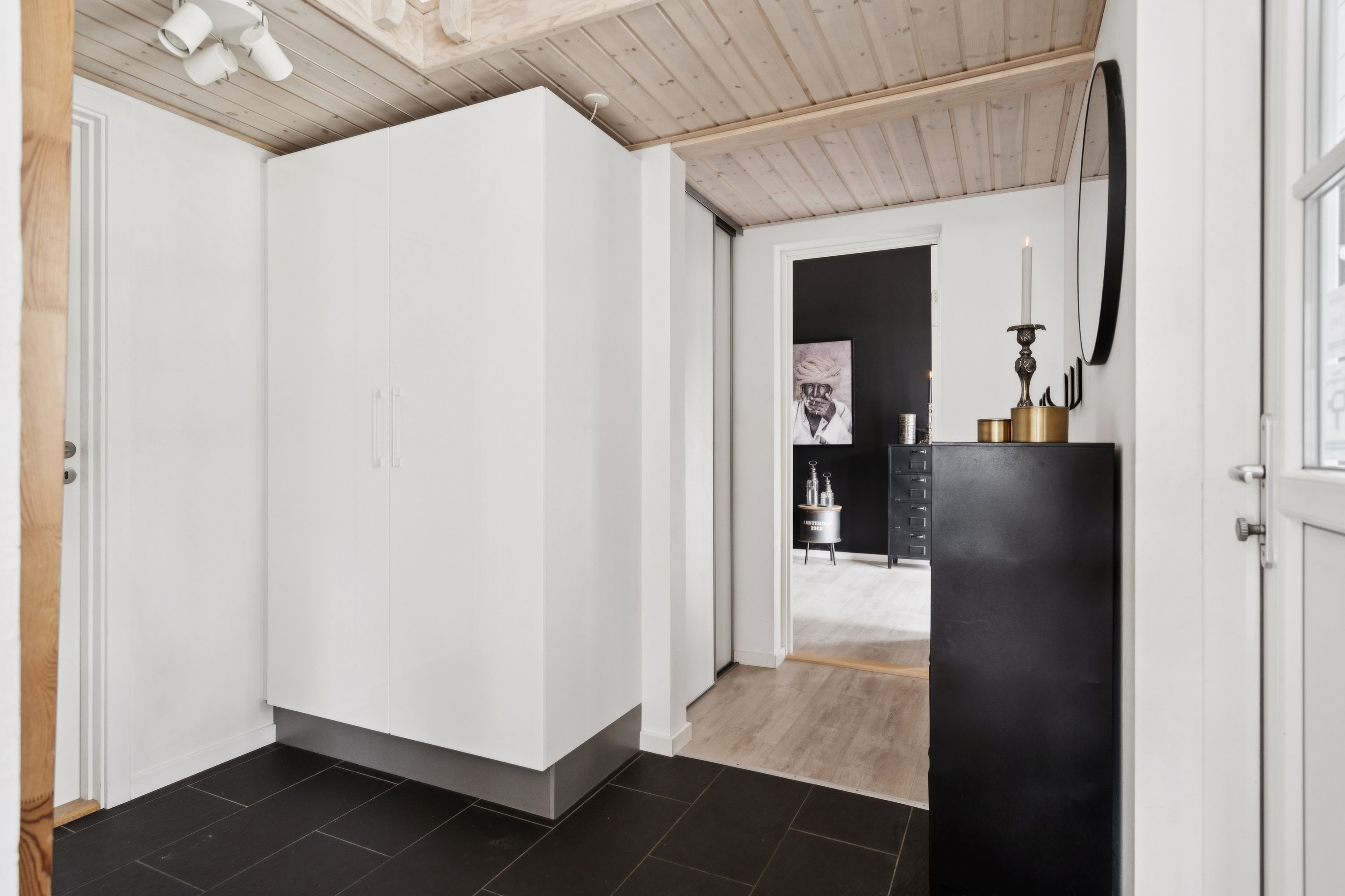 Fremhævet gang billede i fuldskærmstilstand. Billede af Lille Strandgaard 13B, 9370 Hals