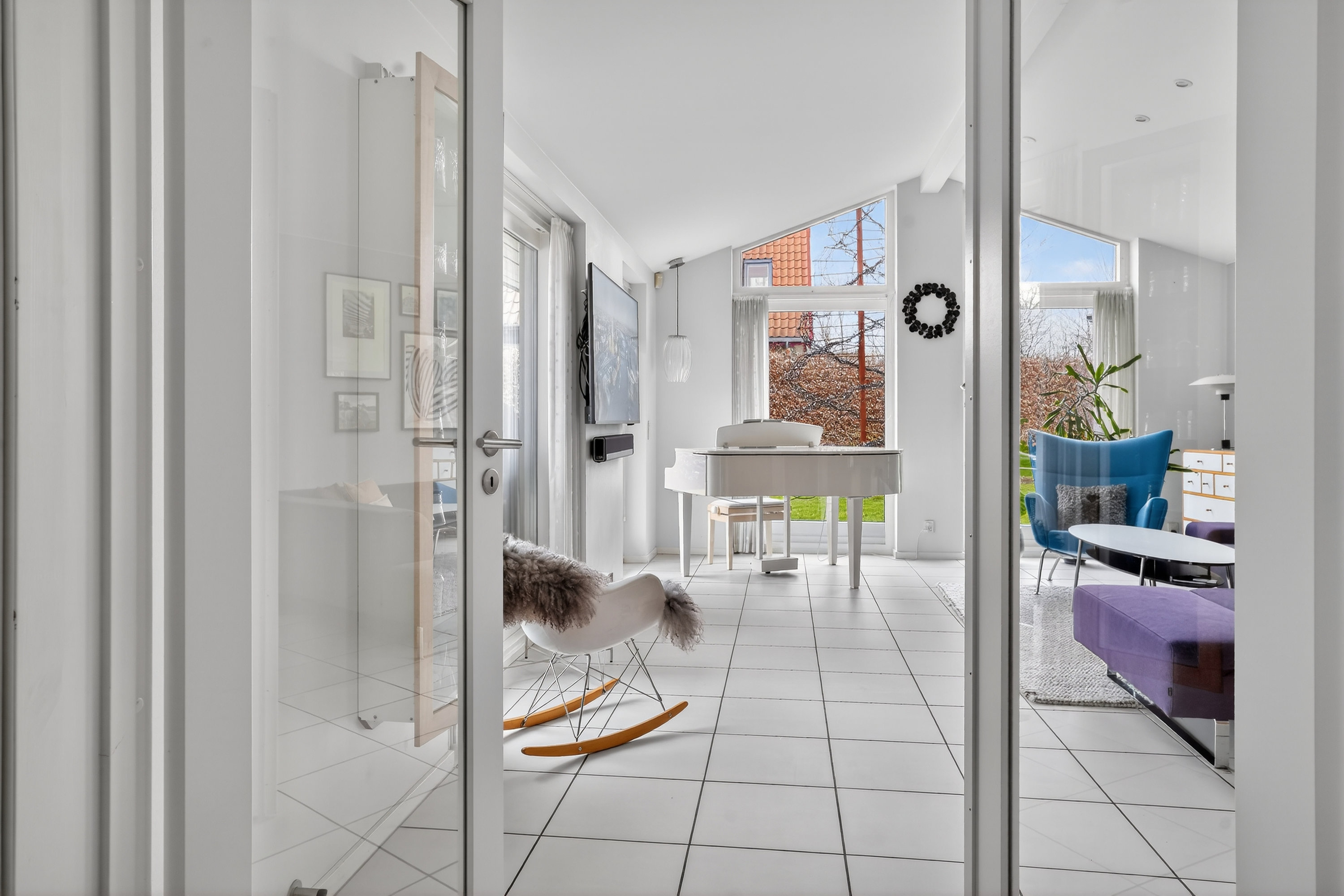 Fremhævet stue billede i fuldskærmstilstand. Billede af Torpenvej 27B, 3050 Humlebæk