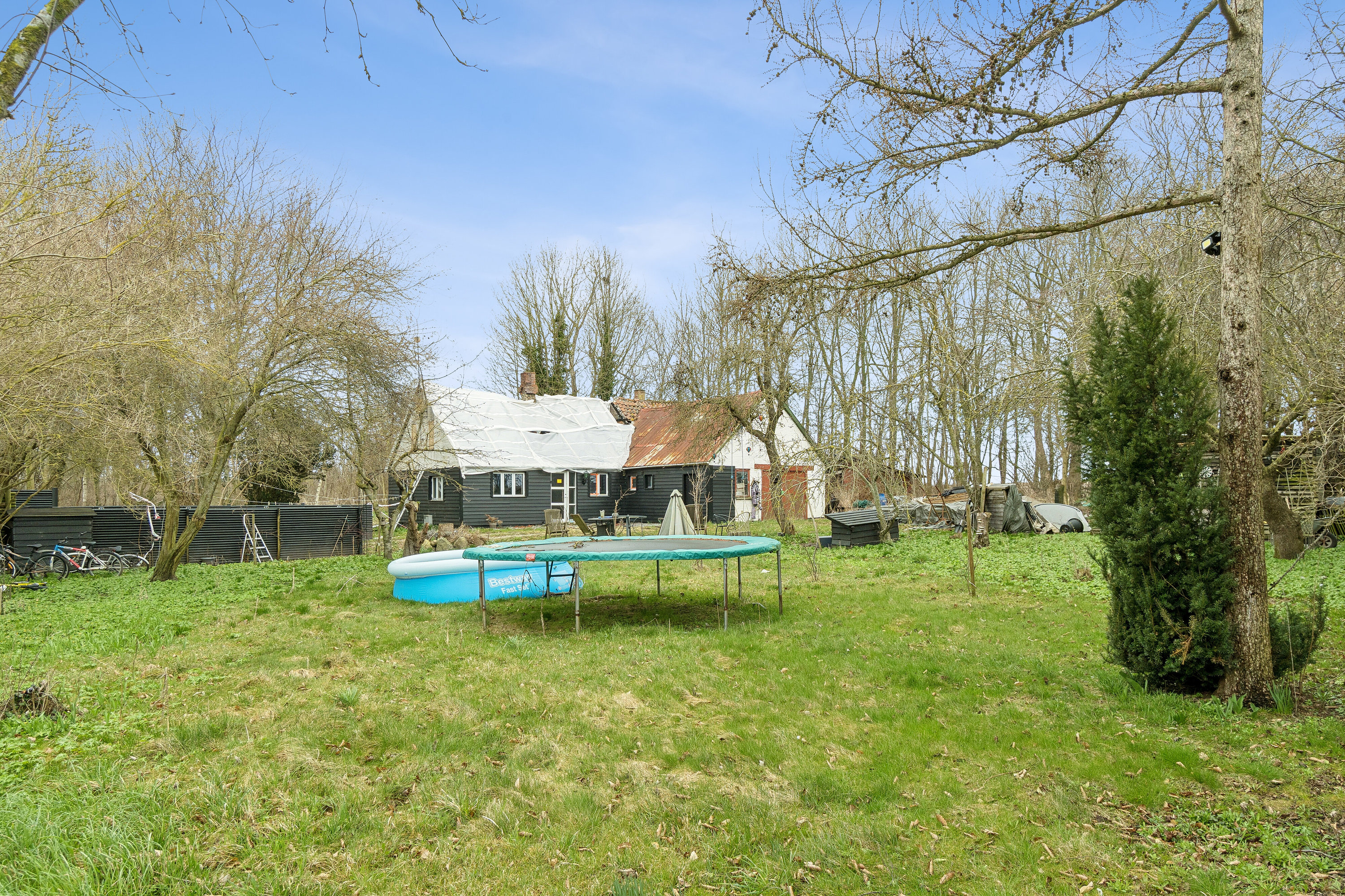 Fremhævet set fra haven billede i fuldskærmstilstand. Billede af Krænkerupvej 1, Knudstrup, 4270 Høng