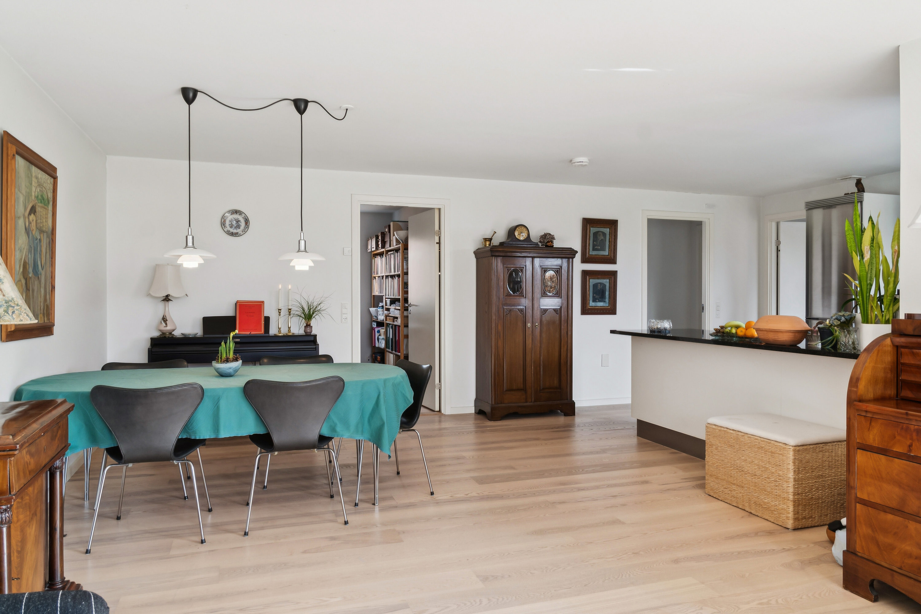 Fremhævet stue billede i fuldskærmstilstand. Billede af Ellemosevænget 28, 8310 Tranbjerg J