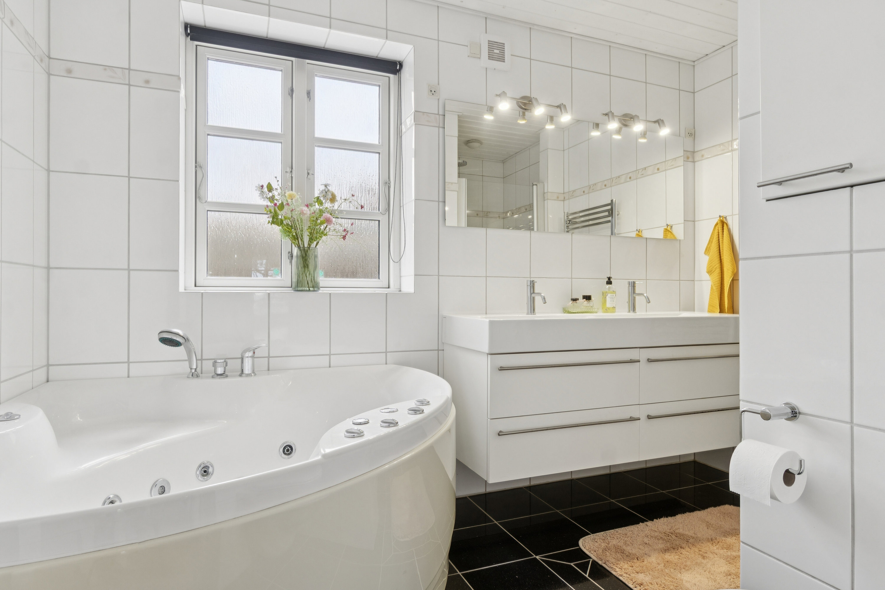 Fremhævet badeværelse billede i fuldskærmstilstand. Billede af Elmevej 7C, Skovbakken, 3300 Frederiksværk