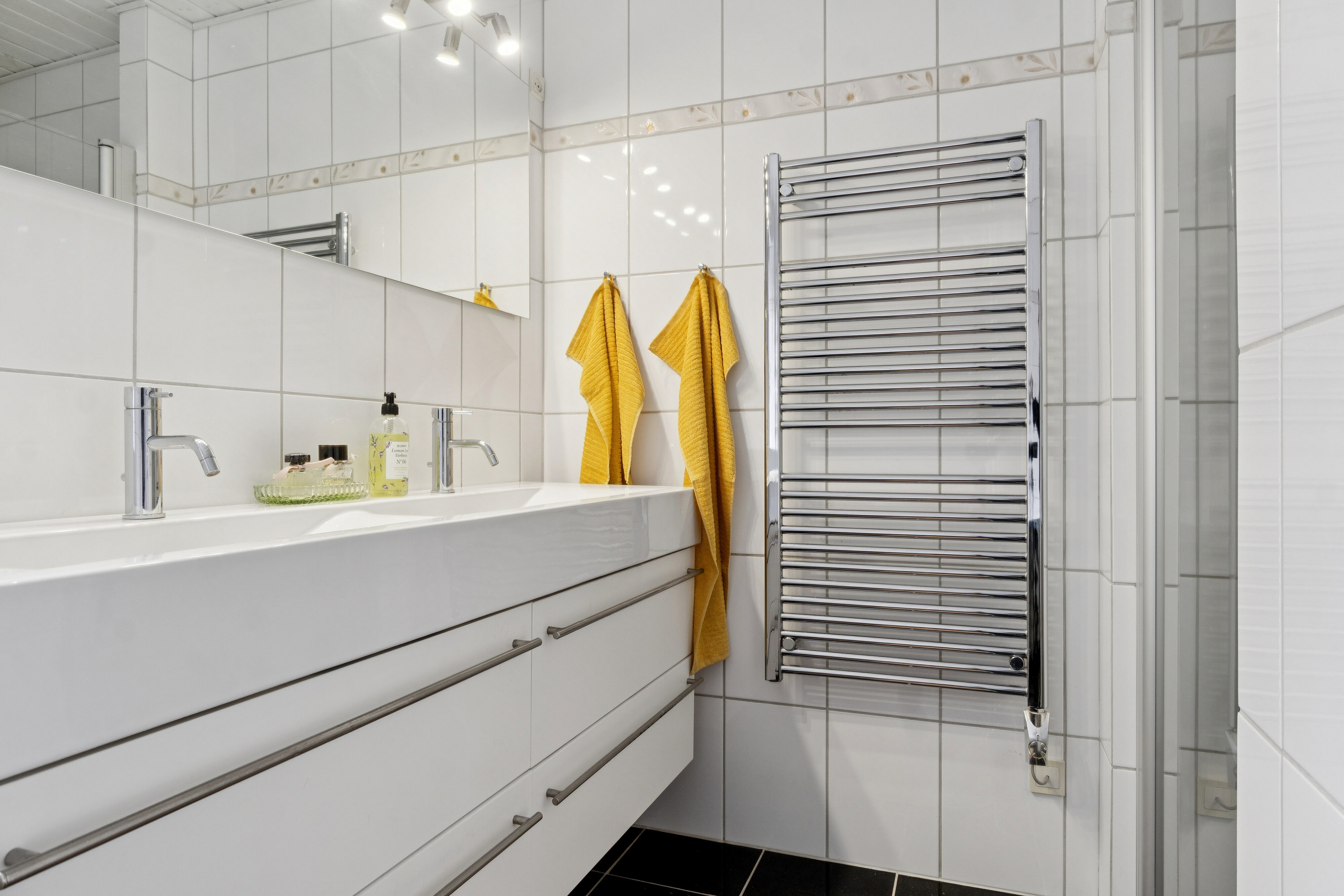 Fremhævet badeværelse billede i fuldskærmstilstand. Billede af Elmevej 7C, Skovbakken, 3300 Frederiksværk