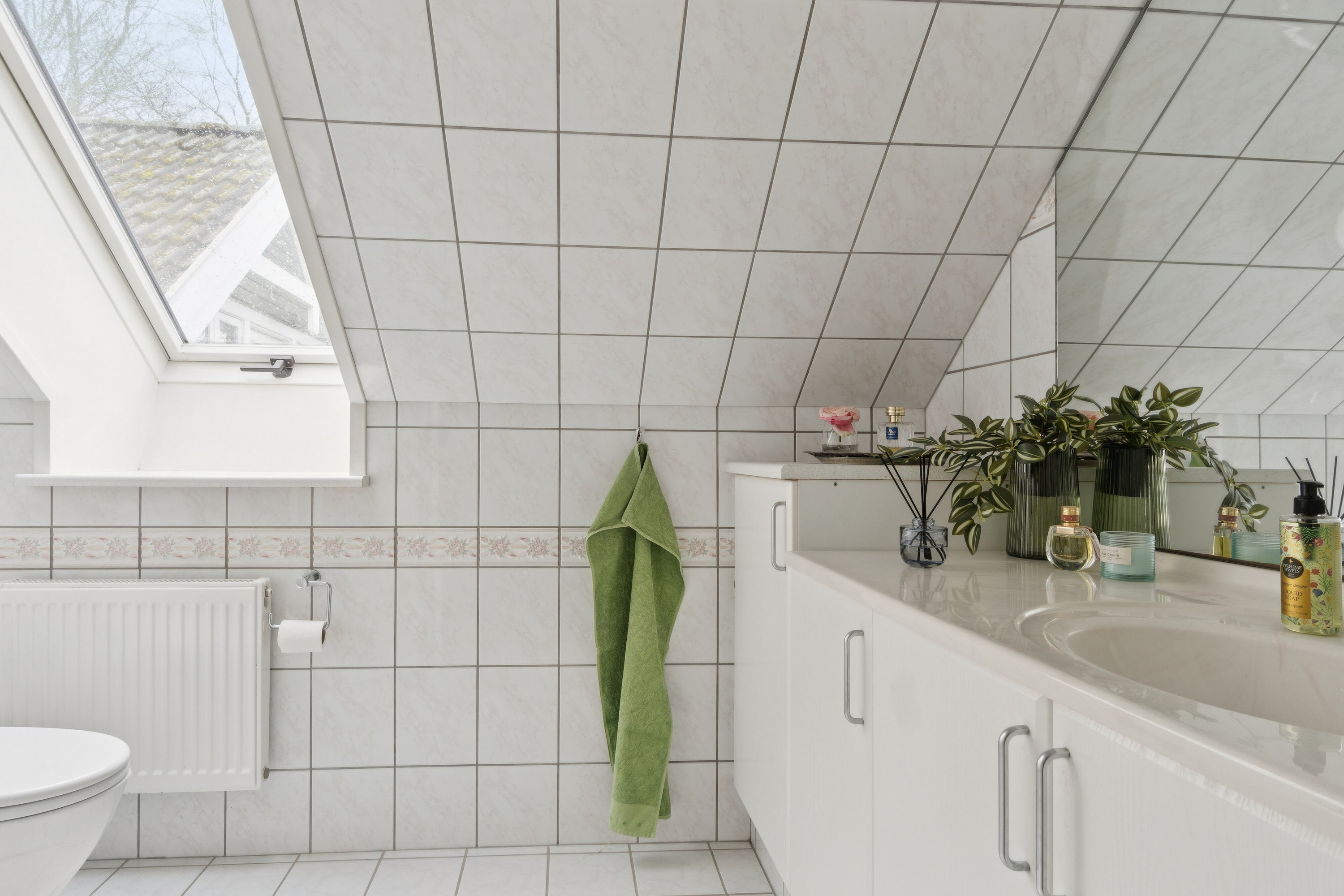 Fremhævet badeværelse billede i fuldskærmstilstand. Billede af Elmevej 7C, Skovbakken, 3300 Frederiksværk