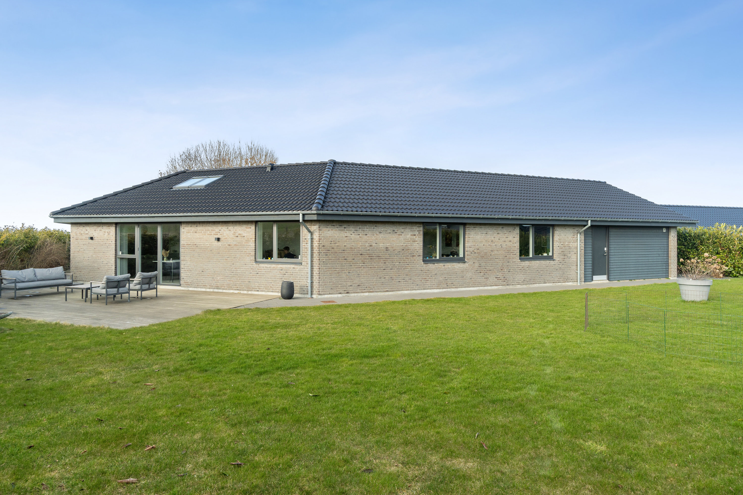 Fremhævet set fra haven billede i fuldskærmstilstand. Billede af Poppelvænget 5, Skovsø, 4200 Slagelse