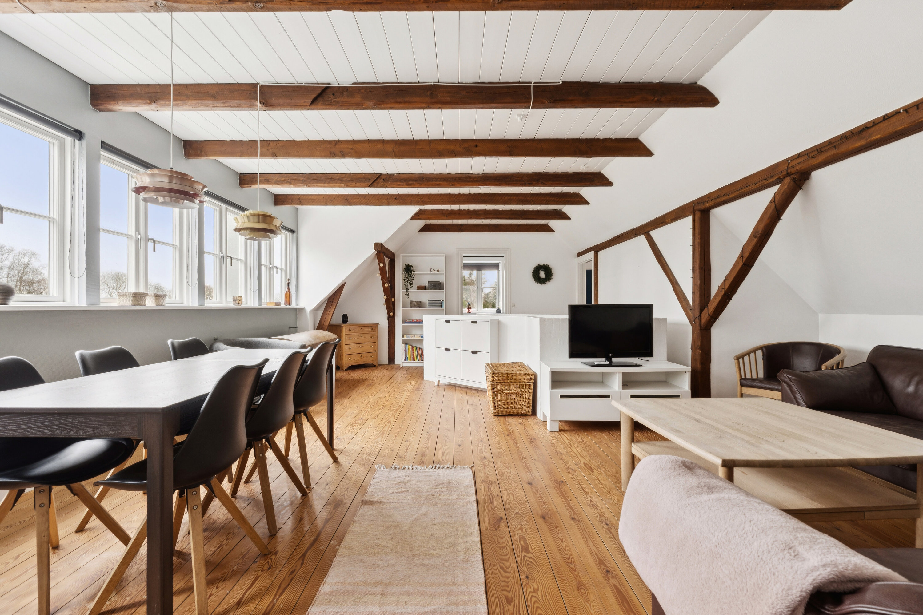 Fremhævet stue billede i fuldskærmstilstand. Billede af Vesterskovvej 1, Årslev Mark, 5792 Årslev