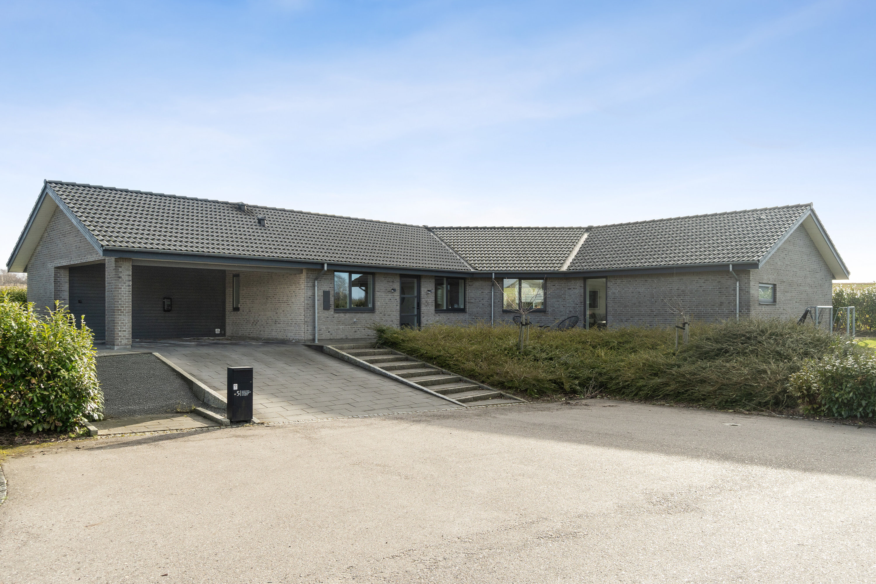 Fremhævet set fra vejen billede i fuldskærmstilstand. Billede af Poppelvænget 5, Skovsø, 4200 Slagelse