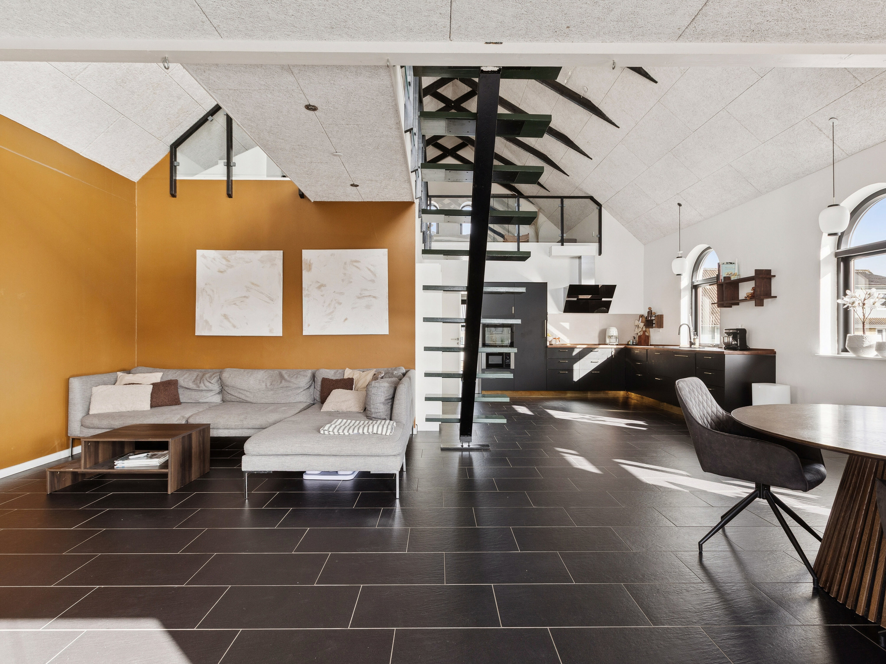 Fremhævet stue billede i fuldskærmstilstand. Billede af Baggesvognsvej 2, 9870 Sindal