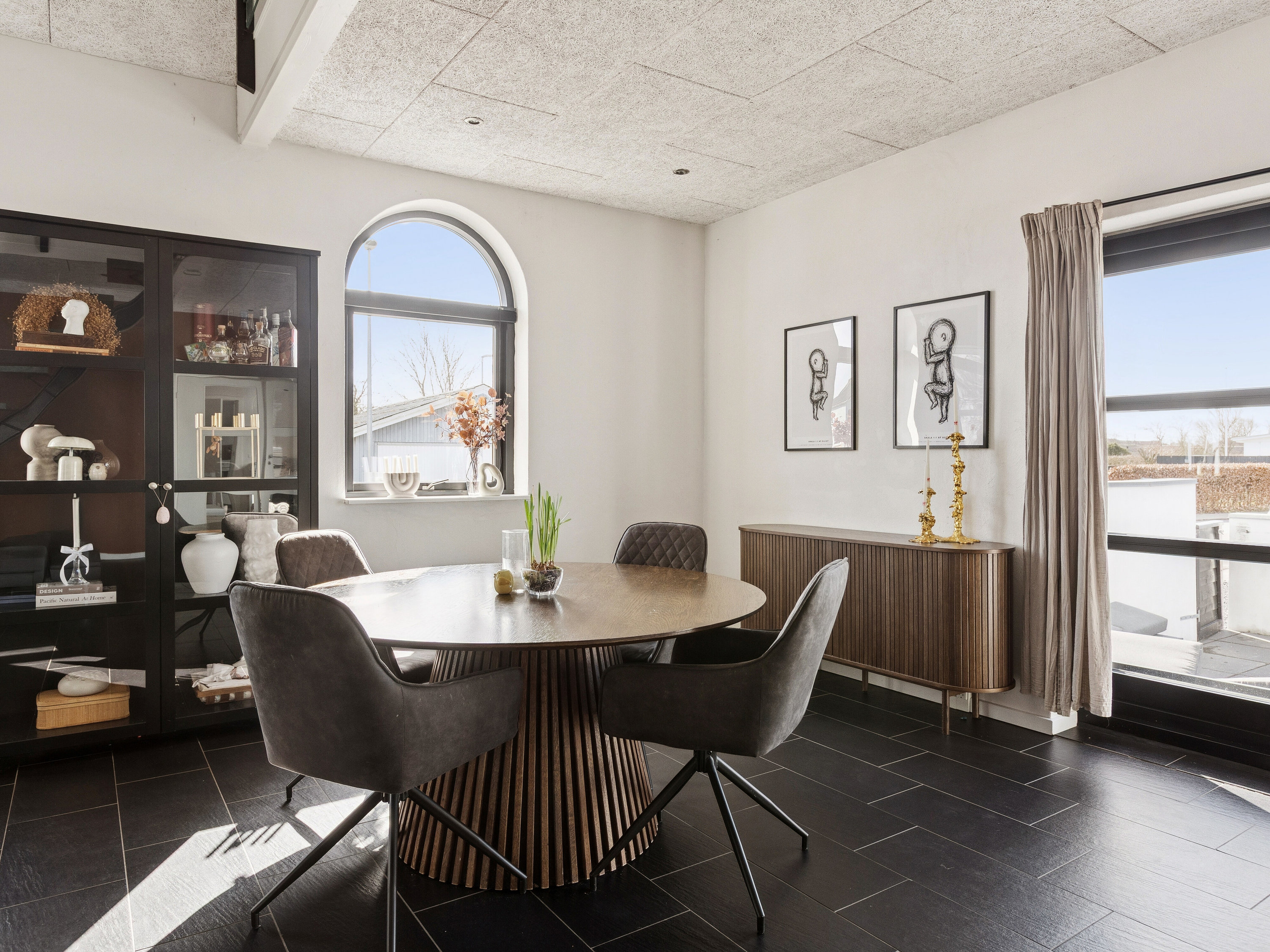 Fremhævet spisestue billede i fuldskærmstilstand. Billede af Baggesvognsvej 2, 9870 Sindal