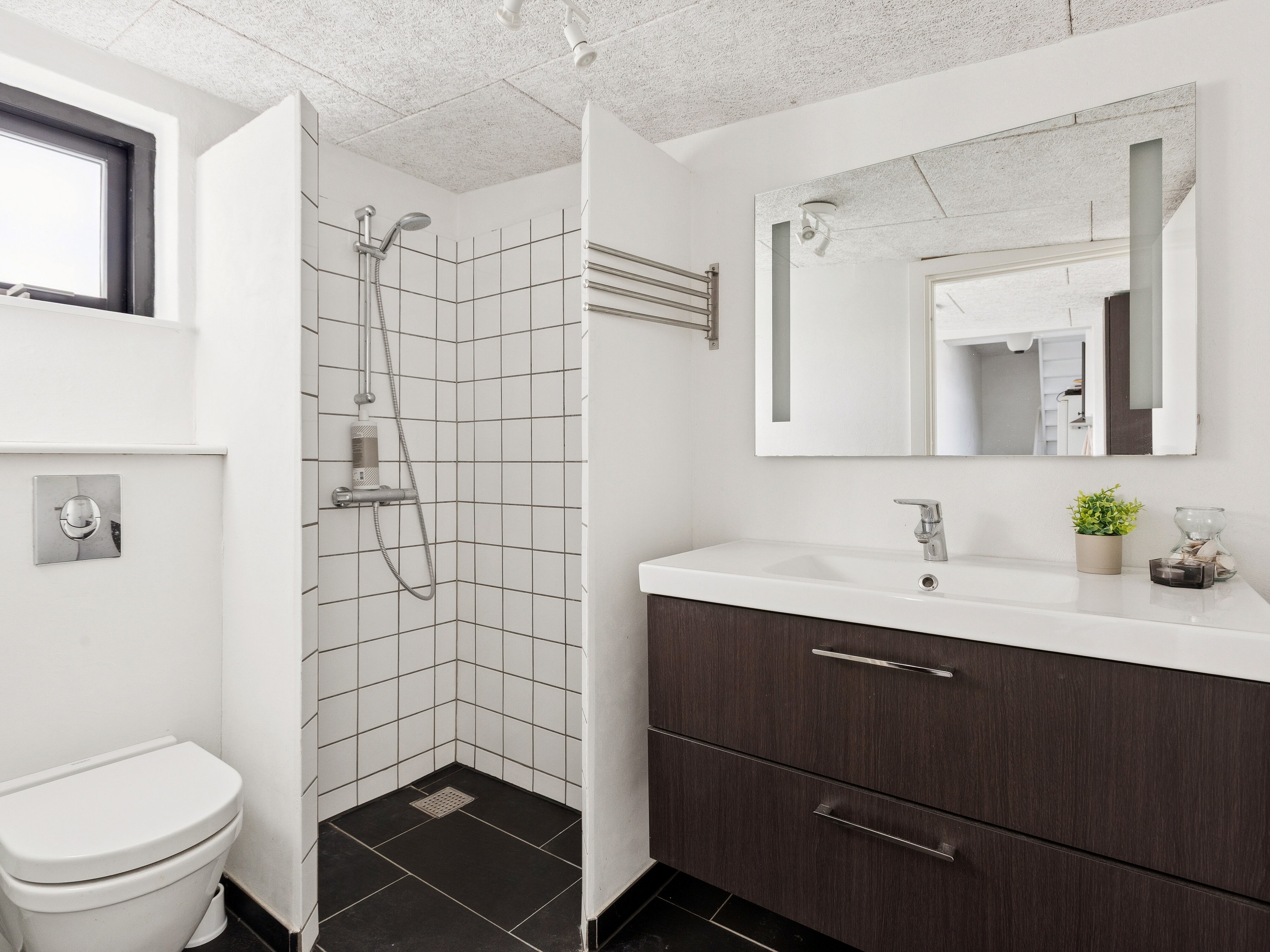 Fremhævet badeværelse billede i fuldskærmstilstand. Billede af Baggesvognsvej 2, 9870 Sindal