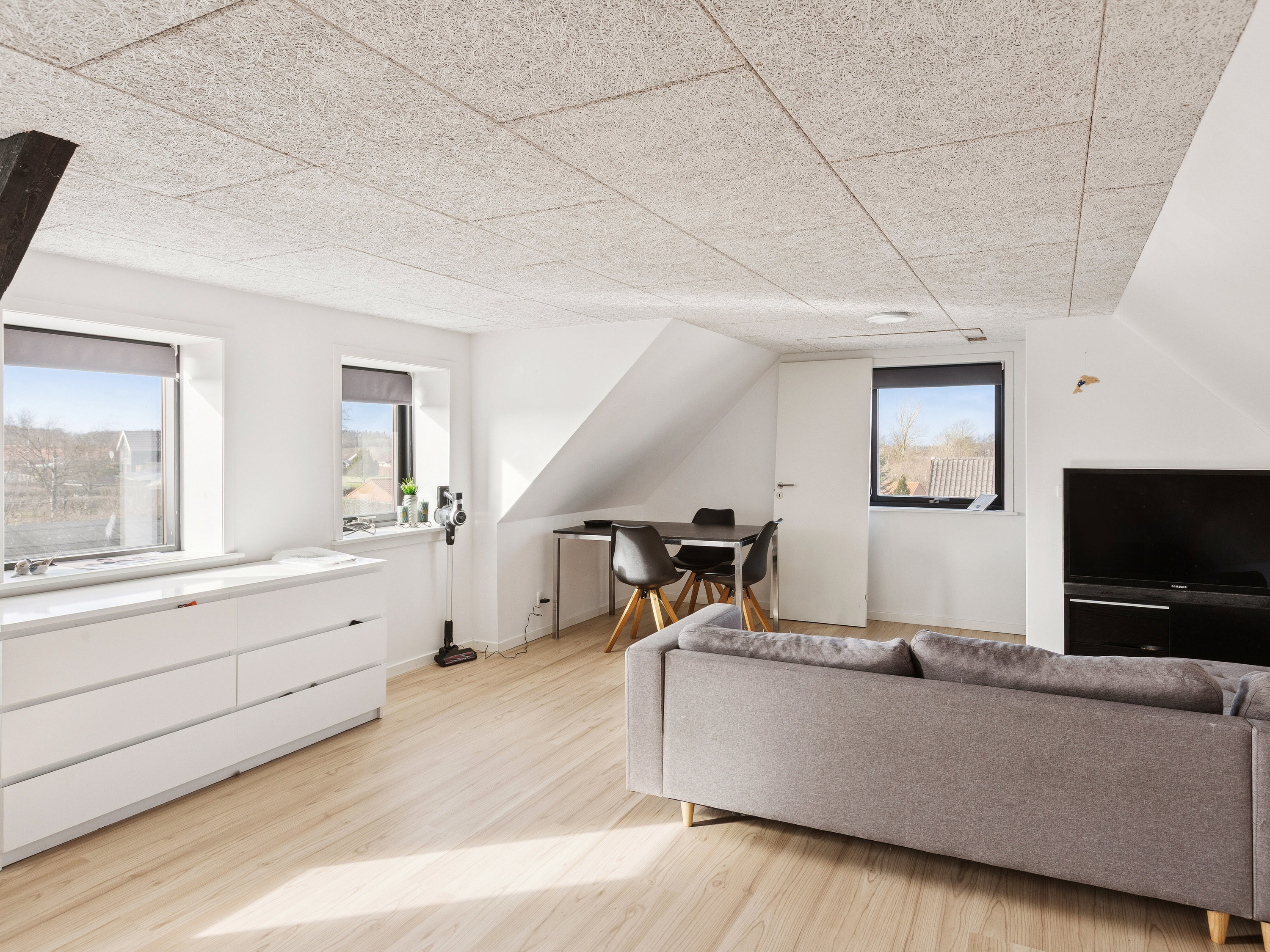 Fremhævet stue billede i fuldskærmstilstand. Billede af Baggesvognsvej 2, 9870 Sindal