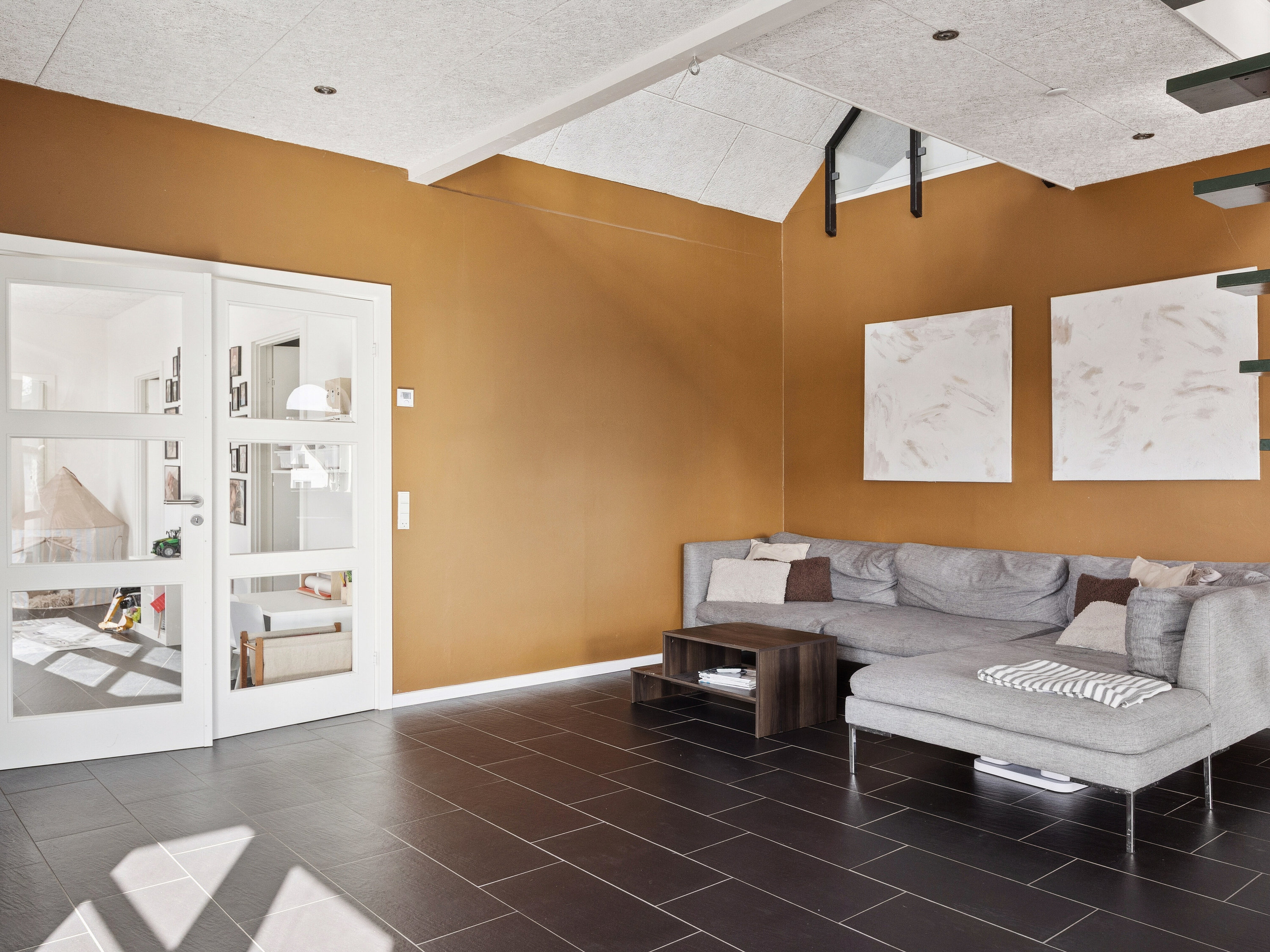 Fremhævet stue billede i fuldskærmstilstand. Billede af Baggesvognsvej 2, 9870 Sindal