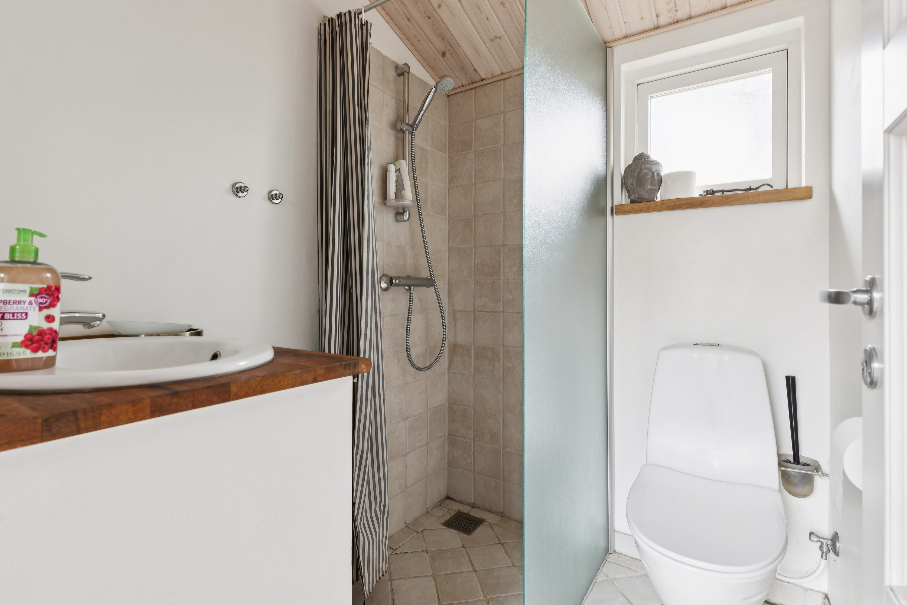 Fremhævet badeværelse billede i fuldskærmstilstand. Billede af Kanalvej 3, Bjerge Sydstrand, 4480 Store Fuglede